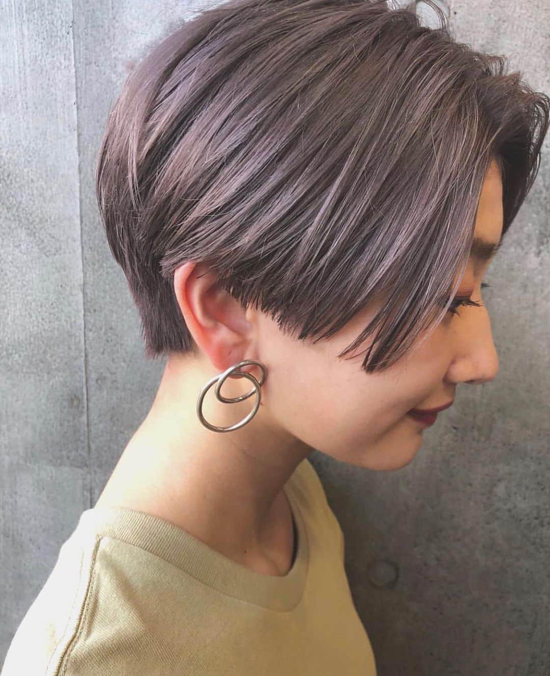 カワシリアツシのインスタグラム：「パツっと✂︎ ちょっぴりモードにピンクグレー🌿 ・ ・ ・ ・ブリーチの回数がわからない。 ・値段が気になる。 ・ダメージが心配。など なんでもご気軽にご相談ください😊 ・ ご予約やご相談はDM・LINEにて待ちしております🙆‍♂️ ・ ・ ・  #アディクシー #イルミナカラー  #外国人風カラー #ミニボブ #切りっぱなしボブ #ハイライト #外ハネ #グラデーション #外国人風 #ポートレート #美容室 #美容院 #美容学生 #撮影 #東京 #渋谷  #ショートヘア #グレージュ  #ブルージュ #ブリーチ #portrait #フィルムカメラ #hairstyle #ショートカット #haircolor #ハイトーン #데일리룩 #时尚 #แฟชั่น#デジキュア」