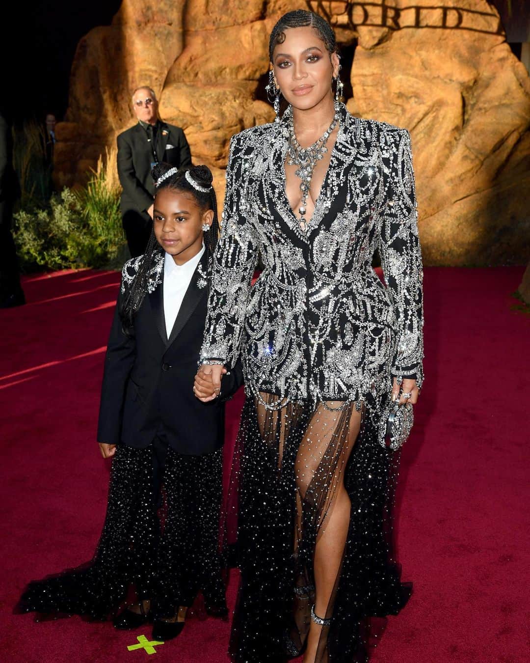 ELLE UKさんのインスタグラム写真 - (ELLE UKInstagram)「We're living for Beyoncé and Blue Ivy in coordinated @alexandermcqueen outfits 😍 LINK IN BIO for Destiny's Child coming out in full force to support Beyoncé at The Lion King premiere」7月10日 19時33分 - elleuk