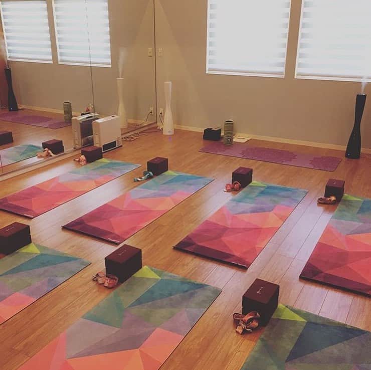 のインスタグラム：「静岡市の @shizuka.yoga.studio.mystrada さん。ピンクのコンボマット3.5mm「ゲオ」でそろえてくださいました 💗 . . . #yoga #yogadesignlabjapan #yogamat #pink #yogastudio #ヨガ #ヨガスタジオ #静岡 #ヨガマット #ヨガインストラクター #静岡ヨガ #ピンク」