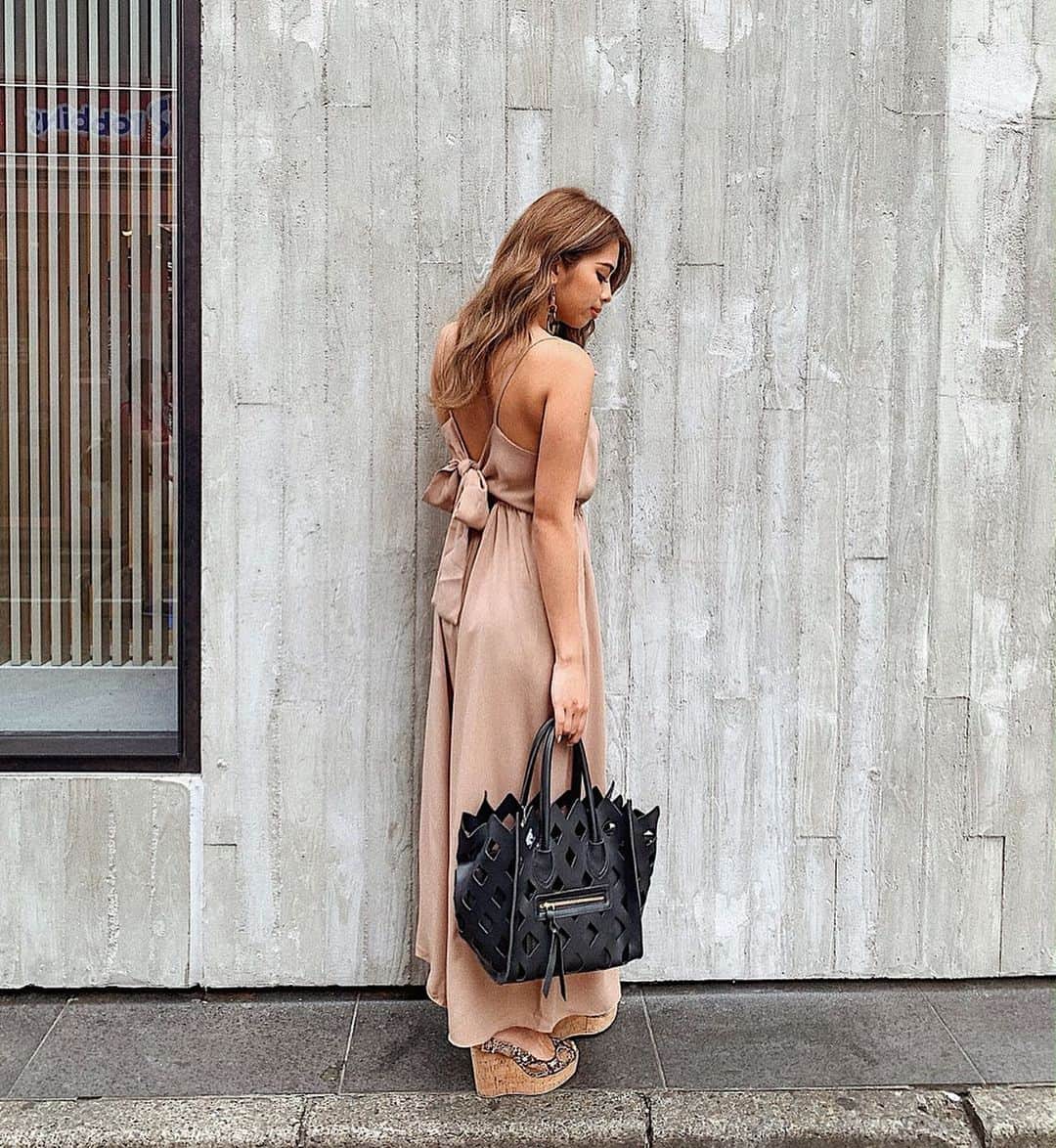 Airi Shibuyaのインスタグラム：「楽チンオールインワン✌🏽💕 . backstyleもかわいい☺️☺️ . #duras#ootd#fashion#outfit#beige#コーディネート#コーデ#ベージュコーデ#オールインワン」