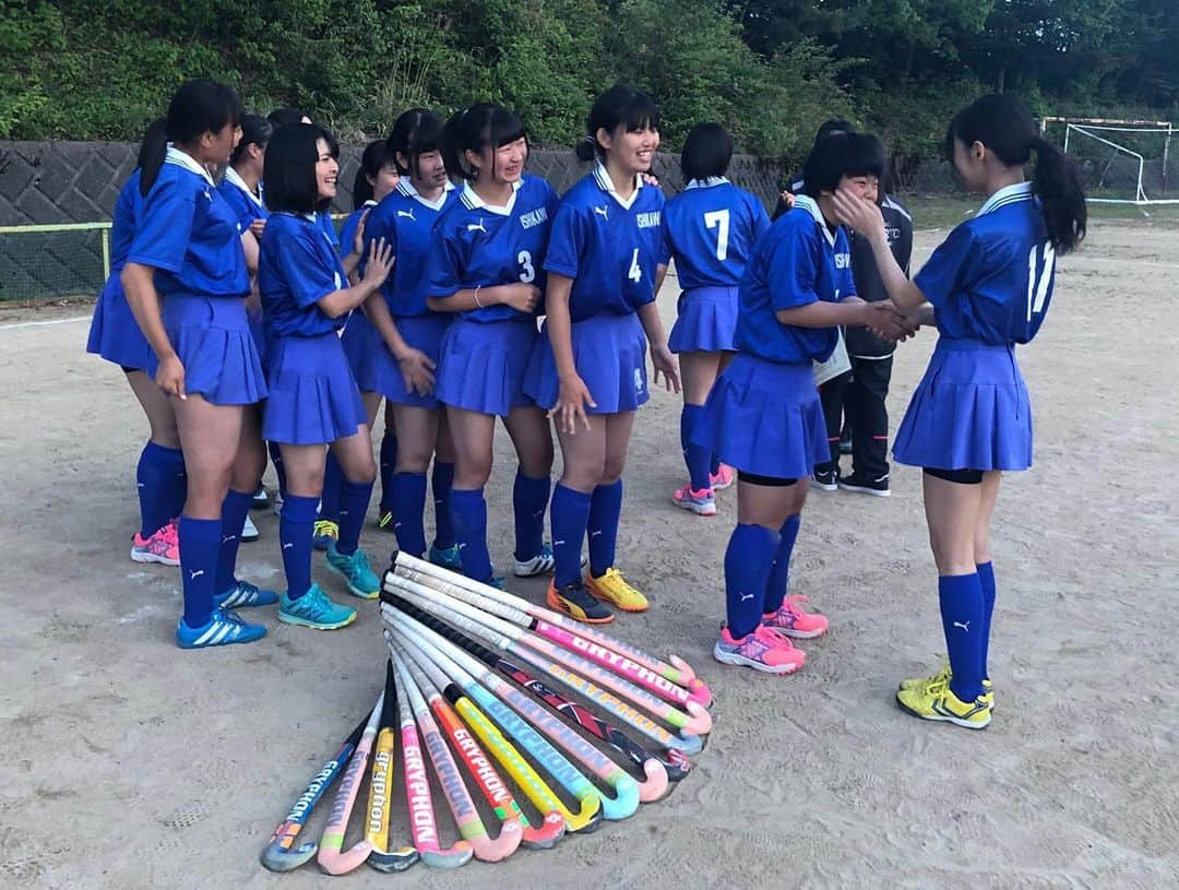 宮崎由加さんのインスタグラム写真 - (宮崎由加Instagram)「石川県立金沢北陵高校女子ホッケー部の皆さんに取材させて頂きました！ . 本日放送の「となりのテレ金ちゃん」内の私の担当コーナー【キミの部活に表彰状！】でホッケーに挑戦しました。 . 北陵高校のみんな、とっても可愛くて楽しいロケでした。先輩後輩関係なくみんな仲が良くて、今回も素敵な部活に出会えました☺️ . 1枚目は集合写真。 2枚目私もユニフォームを着させていただきました。 3.4枚目ちょっとゴルフっぽくなっちゃった〜。 5枚目キーパーの防具をつけてもらっている私楽しそうすぎ😂 6枚目付けてもらえて満足してる私。 7枚目キーパー挑戦中。 8枚目終わって調子に乗ってる。 9.10枚目ロケ終わりに握手会が開かれてる時の😂💕 全員とお話しできて私も嬉しかったです！ . 北陵高校のみなさん、ありがとうございました！！ . #北陵高校  #hockey  #ユニフォーム  #かわいい  #キーパーの格好が  #お気に入りでした  #マネージャーちゃん  #可愛かった 🤭💕」7月10日 19時45分 - yuka_miyazaki.official