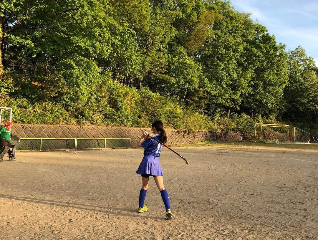 宮崎由加さんのインスタグラム写真 - (宮崎由加Instagram)「石川県立金沢北陵高校女子ホッケー部の皆さんに取材させて頂きました！ . 本日放送の「となりのテレ金ちゃん」内の私の担当コーナー【キミの部活に表彰状！】でホッケーに挑戦しました。 . 北陵高校のみんな、とっても可愛くて楽しいロケでした。先輩後輩関係なくみんな仲が良くて、今回も素敵な部活に出会えました☺️ . 1枚目は集合写真。 2枚目私もユニフォームを着させていただきました。 3.4枚目ちょっとゴルフっぽくなっちゃった〜。 5枚目キーパーの防具をつけてもらっている私楽しそうすぎ😂 6枚目付けてもらえて満足してる私。 7枚目キーパー挑戦中。 8枚目終わって調子に乗ってる。 9.10枚目ロケ終わりに握手会が開かれてる時の😂💕 全員とお話しできて私も嬉しかったです！ . 北陵高校のみなさん、ありがとうございました！！ . #北陵高校  #hockey  #ユニフォーム  #かわいい  #キーパーの格好が  #お気に入りでした  #マネージャーちゃん  #可愛かった 🤭💕」7月10日 19時45分 - yuka_miyazaki.official