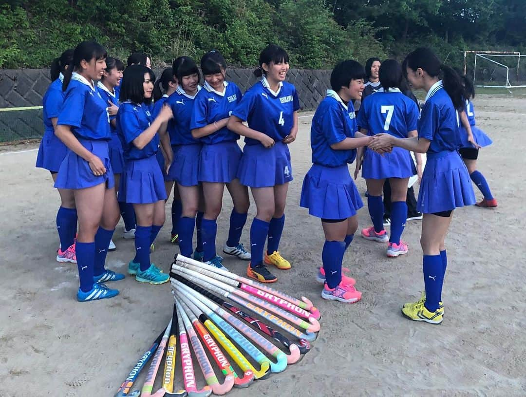 宮崎由加さんのインスタグラム写真 - (宮崎由加Instagram)「石川県立金沢北陵高校女子ホッケー部の皆さんに取材させて頂きました！ . 本日放送の「となりのテレ金ちゃん」内の私の担当コーナー【キミの部活に表彰状！】でホッケーに挑戦しました。 . 北陵高校のみんな、とっても可愛くて楽しいロケでした。先輩後輩関係なくみんな仲が良くて、今回も素敵な部活に出会えました☺️ . 1枚目は集合写真。 2枚目私もユニフォームを着させていただきました。 3.4枚目ちょっとゴルフっぽくなっちゃった〜。 5枚目キーパーの防具をつけてもらっている私楽しそうすぎ😂 6枚目付けてもらえて満足してる私。 7枚目キーパー挑戦中。 8枚目終わって調子に乗ってる。 9.10枚目ロケ終わりに握手会が開かれてる時の😂💕 全員とお話しできて私も嬉しかったです！ . 北陵高校のみなさん、ありがとうございました！！ . #北陵高校  #hockey  #ユニフォーム  #かわいい  #キーパーの格好が  #お気に入りでした  #マネージャーちゃん  #可愛かった 🤭💕」7月10日 19時45分 - yuka_miyazaki.official