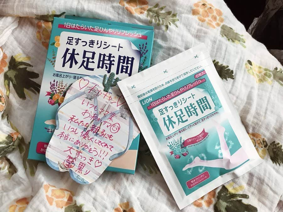 クロさんのインスタグラム写真 - (クロInstagram)「子育てって、ほんっとーに体力勝負 ‼︎💪🏽 抱き抱えて、しゃがんでって、毎日体力勝負…  なので私が日頃お世話になっている「休足時間」をママ友でもあり、大学友でもあるチャーリーに差し入れしたよ😚✨ 子育てでバタバタしていても、これならふくらはぎや、足の裏、気になるところにペタペタ貼り付けるだけで、ひんやりスーッキリするから、本当ありがたい😭🙏🏽 足スッキリが盲点だったって、すっごい喜ばれた〜♫ 消耗品なので気軽に渡せて、良いなーって思ったよ♡  もちろん旦那さんとも一緒に使えるので、たまにピーさんにも貼ってあげてる笑 今回ライオンさんから頂いたんだけど、今数量限定でハローキティパッケージもでてるんだって！かわいい～😍 差し入れに「休足時間」どうでしょうか 🤔？！！. . #pr #休足時間 #差し入れ #さしいれ休足 #love #女の子ママ #あいのり #ママリ#ベビフル #コドモノ #赤ちゃんのいる生活 #mamagirl #親バカ部 #楽天ROOM #smiling #smilingbaby #うちのおにぎりちゃん #smilingiscontagious #笑顔の連鎖 #ちびクロdiary」7月10日 19時46分 - kuro_risa