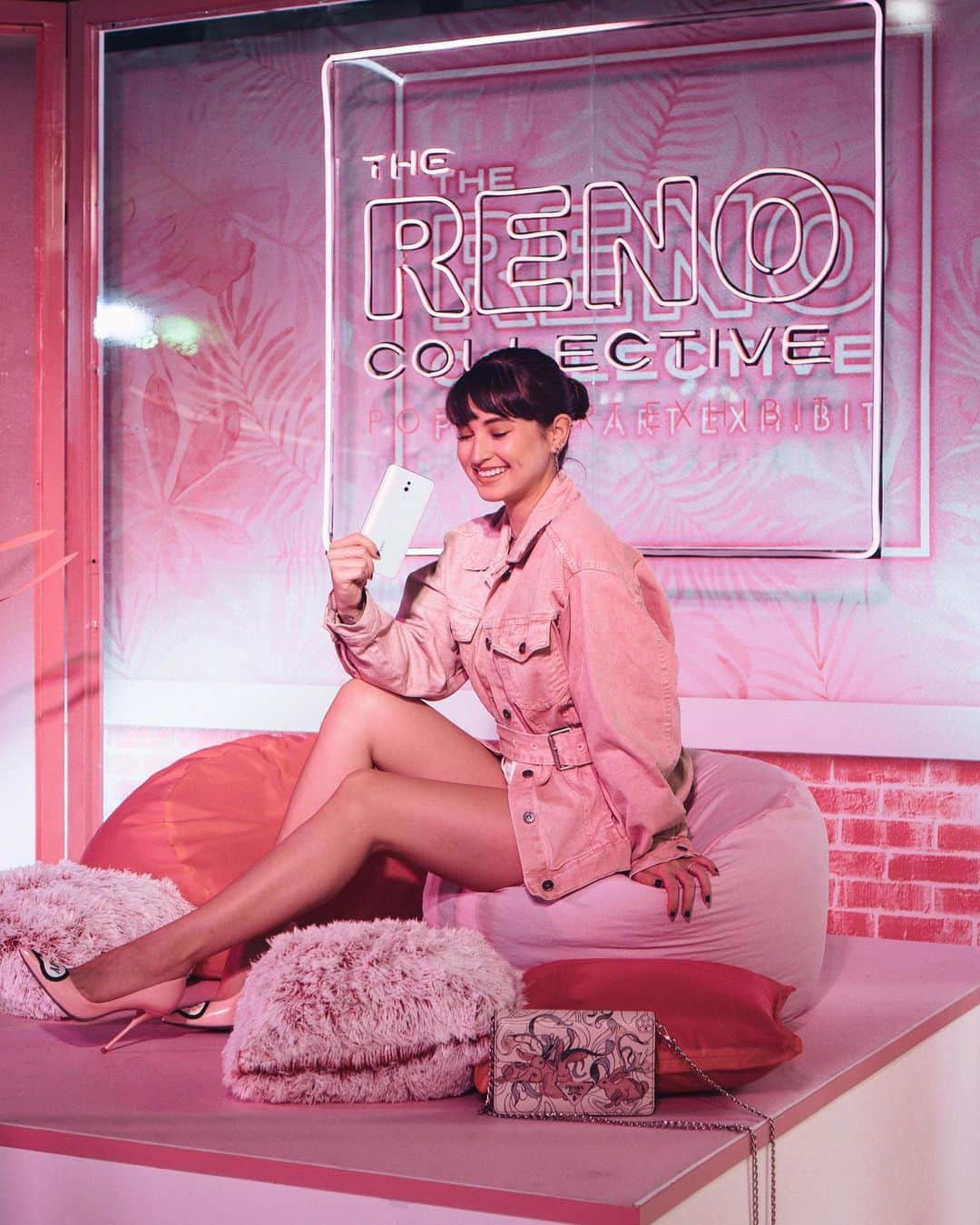 Coleen Garciaさんのインスタグラム写真 - (Coleen GarciaInstagram)「Because on Wednesdays, we wear pink 💕  All pink everything! From the set, to the ootd, to the new #OPPOReno in Sunset Rose. 😍 Don't miss this limited edition offering available in selected OPPO stores! #FurtherYourVision #TheRenoCollective」7月10日 19時43分 - coleen