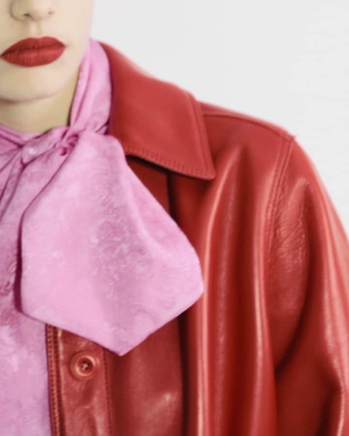 のインスタグラム：「Fun and casual! #ScervinoPreFall19 . . #ErmannoScervino #redcoat #precollection #prefall19 #pinkshirt #lookbook #handmade #couture  #prefall #madeinitaly」