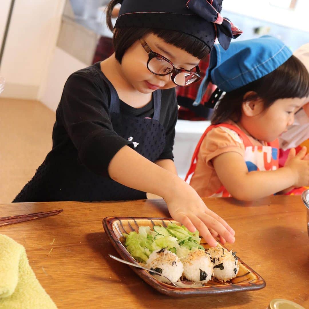 黄川田としえさんのインスタグラム写真 - (黄川田としえInstagram)「渋谷区にある かぞくのアトリエ @kazoku_no_atelier では 3歳児の子どもたちとお父さんお母さんの「おやこきょうしつ」で 食育プログラムの先生をしています。 💫 tottoranteの食育ワークショップ 「音とたべもの」  料理をするときの音に耳をすませながら、香りや色、形を五感で感じます。  最後の方は子どもたちのお腹もグーグー。 3歳ごろになると簡単なことだけど「できた！」と感じることができる料理とかお手伝いもたくさんあります。 楽しく作って、できたと感じて、みんなもりもり食べました。  お子様が良く食べる姿に感動しましたとおっしゃっるお母さまの言葉に、私もうるっと涙が出ちゃいました。  みーんな可愛かったです。 （お写真掲載許可いただいています） スタッフの皆様もありがとうございました！  #tottorante  #料理家totto  #黄川田としえ #食育ワークショップ #かぞくのアトリエ #音とたべもの」7月10日 19時58分 - tottokikawada