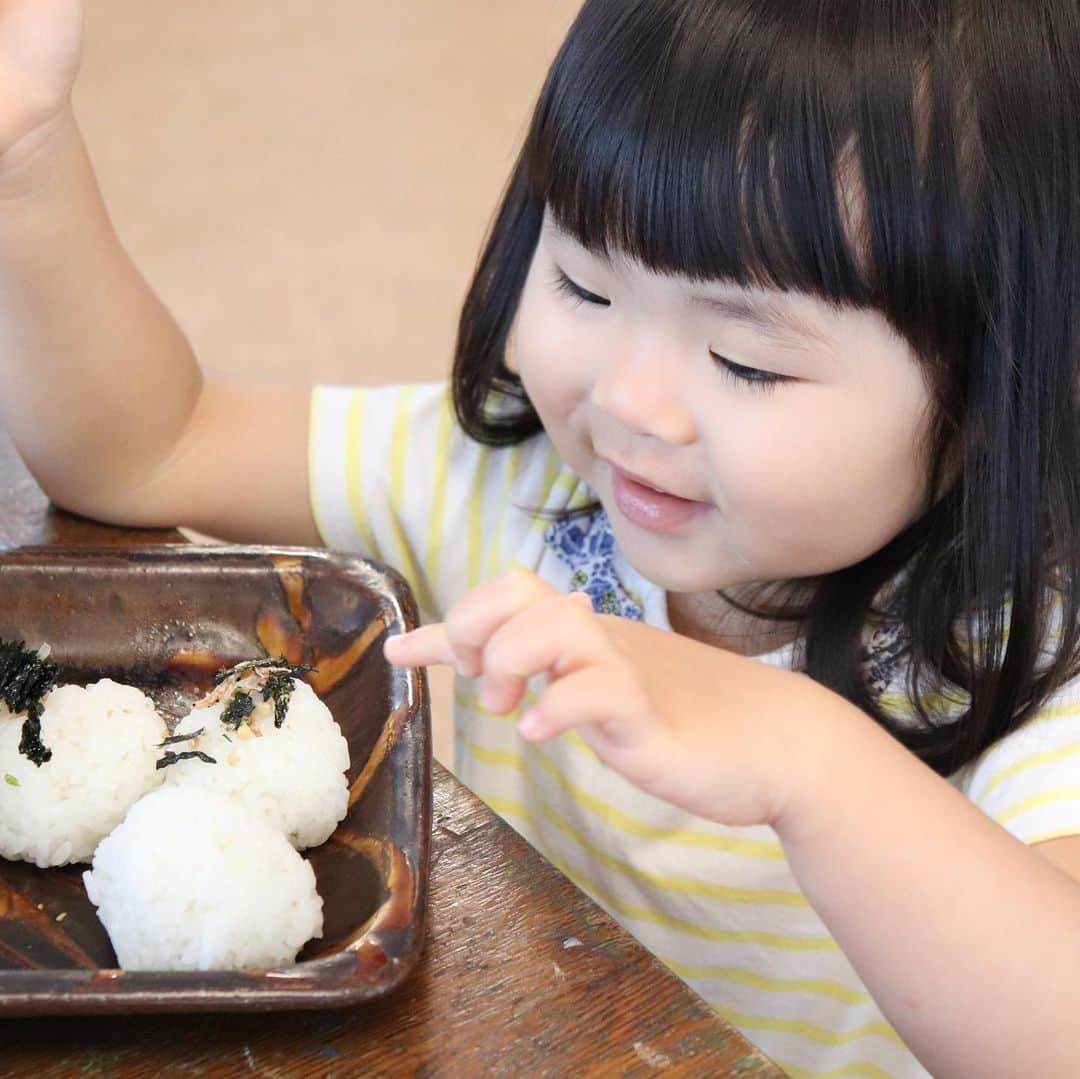 黄川田としえさんのインスタグラム写真 - (黄川田としえInstagram)「渋谷区にある かぞくのアトリエ @kazoku_no_atelier では 3歳児の子どもたちとお父さんお母さんの「おやこきょうしつ」で 食育プログラムの先生をしています。 💫 tottoranteの食育ワークショップ 「音とたべもの」  料理をするときの音に耳をすませながら、香りや色、形を五感で感じます。  最後の方は子どもたちのお腹もグーグー。 3歳ごろになると簡単なことだけど「できた！」と感じることができる料理とかお手伝いもたくさんあります。 楽しく作って、できたと感じて、みんなもりもり食べました。  お子様が良く食べる姿に感動しましたとおっしゃっるお母さまの言葉に、私もうるっと涙が出ちゃいました。  みーんな可愛かったです。 （お写真掲載許可いただいています） スタッフの皆様もありがとうございました！  #tottorante  #料理家totto  #黄川田としえ #食育ワークショップ #かぞくのアトリエ #音とたべもの」7月10日 19時58分 - tottokikawada