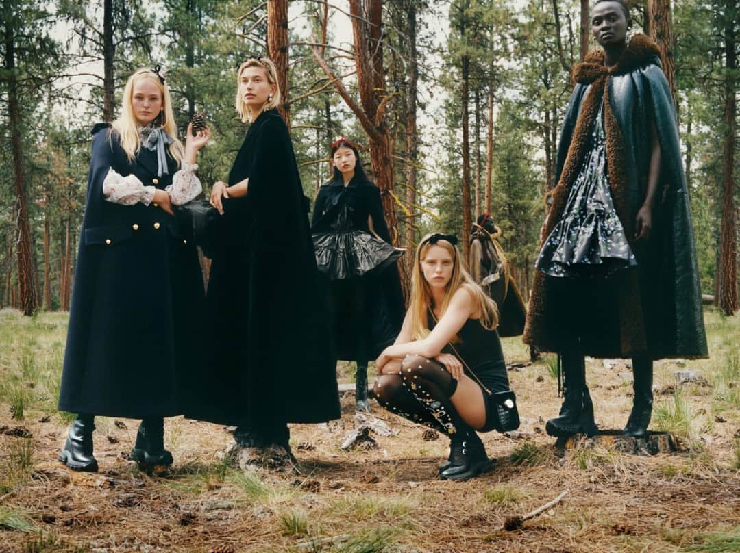 Miu Miuさんのインスタグラム写真 - (Miu MiuInstagram)「A new #MiuMiu gang, a true sisterhood.  Photographed by @EddieWrey, the #MiuMiuFW19 campaign is powered by an exploration of youth. Discover more via link in bio.  Styling and Art Direction:  @KEGrand Featuring: @Jean_Campbell, @HaileyBieber, @TangHe_001007, @AbbyChampion, and @AlietSarah」7月10日 19時58分 - miumiu