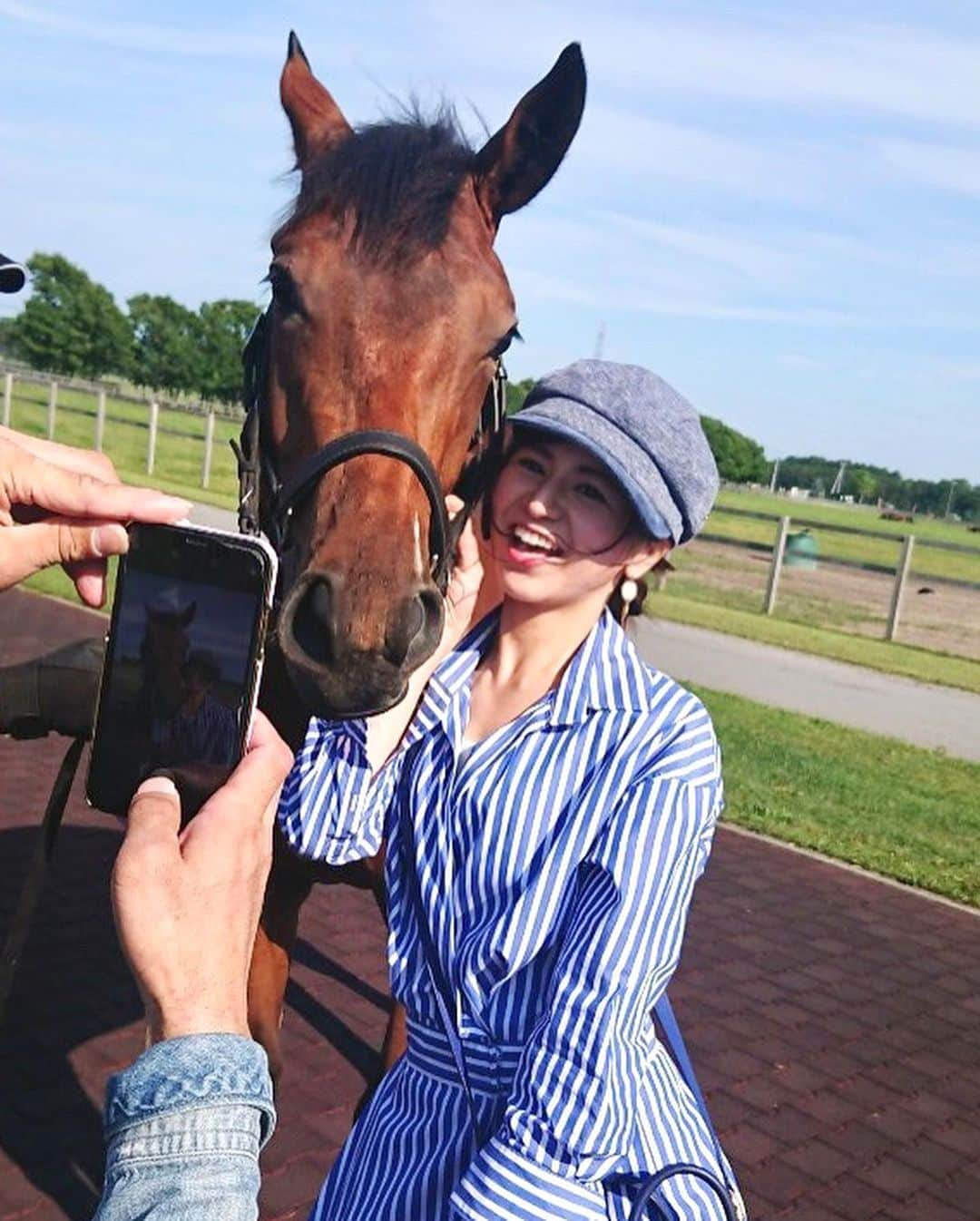 吉村優さんのインスタグラム写真 - (吉村優Instagram)「札幌出張戻りの機内WiFiなう🙋‍♀️ * 出張日記は またゆっくり投稿しまーす😘 * 写真は チャンピオンズファームでの 🐎癒されタイム💙 * #horse #馬 #競馬 #セリ #北海道  #チャンピオンズファーム #selectsale  #アナウンサー #出張」7月10日 19時59分 - yuyoshimura87