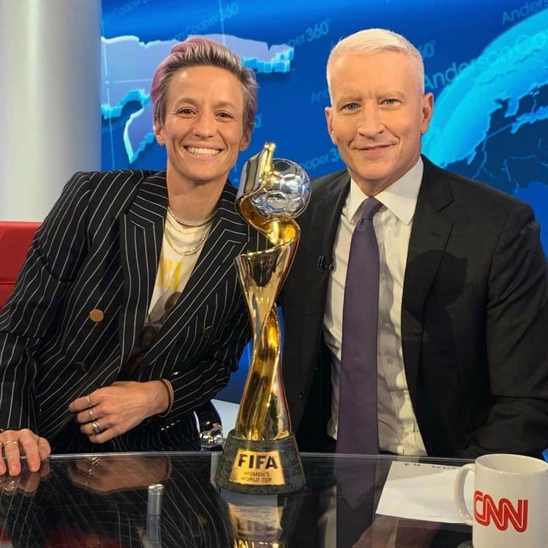 アンダーソン・クーパーのインスタグラム：「Wow, really fun and fascinating talking with @mrapinoe!  Really enjoyed it! Check out the full interview at cnn.com」