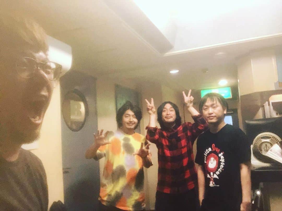 吉澤響のインスタグラム：「昨日のベー感リハはアナログ健ちゃんが来てくれました。歌を歌う人のベースは新鮮。本番も楽しみ〜 そしてアナログは今年で20周年！ おめでとうー！」