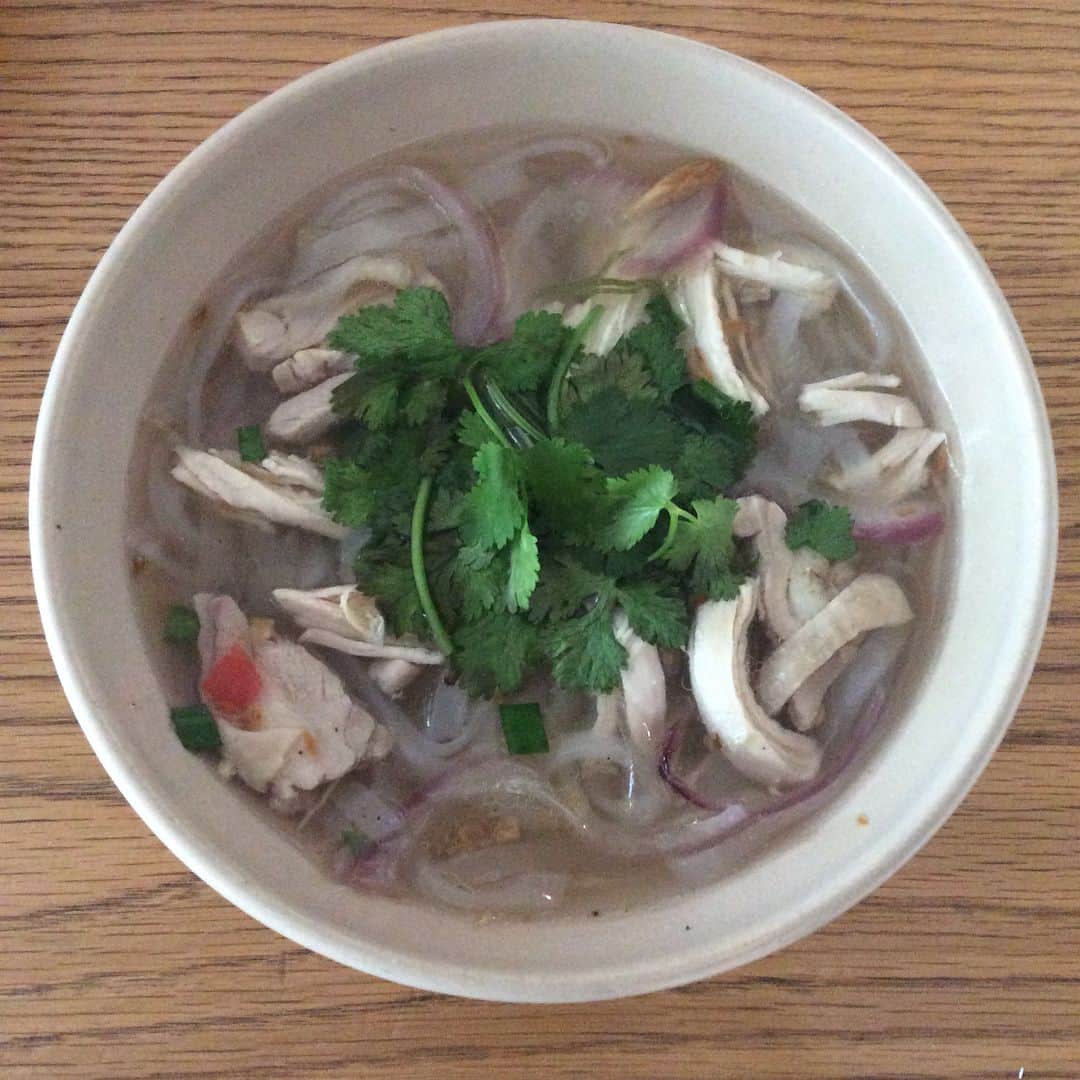 Pho 321 Noodle barさんのインスタグラム写真 - (Pho 321 Noodle barInstagram)「cc8th will open july 13th : "katsuhisa hira ＋mizuho hira" we are looking forward to seeing you. todays recommend : chicken pho (our standard),tandorii fish bun(warm),#3 pho champon 🦑🌽,small chicken rice/pork rice,dong pou rou rice,boiled 🥚/organic veges topping,coconut pudding 🏝and fruit ice pop mikaned 🍋🍊 こんにちは。 mikanedの幟が風にはためく水曜日の朝です。岐阜ファームレガーロさんから 小松菜やスイスチャード、大葉や金時草 モロヘイヤ ツルムラサキ １６ササゲ モロッコいんげんと夏野菜たちが到着しました。此れから、お野菜のbunやpho、comのお惣菜となって登場致します。 本日のおすすめは「鶏肉のフォー」「タンドリーフィッシュのブン 太麺お醤油ダレ 温」「烏賊団子 ヤングコーン 木耳 スナップ豌豆のちゃんぽんのフォー *豆乳スープ仕立て」「ミニチキンライス/ポークライス(ランチセット)」「椰子ジュースのトンポウロウライス」「半熟味付き🥚/有機野菜トッピング」「豆乳ココナッツプリン 奄美の氷砂糖シロップ添え」「mikaned 8-9 kinds of flavors」です。 7/13 sat.よりスタジオプレパの平さんご夫妻のcc 8thがスタート致します。 「その昔の鉱石標本はガラス製だったとの話をスタジオプレパの平さんから伺ってから、いっぺんに今回の展覧会のイメージが目に浮かびました。 彼らの最もな魅力の一つである色を作る力、それぞれのガラスの素材が透明な身体の内に持つ色にまつわるポテンシャルを グググっと炎の中から引き出し表現するその力が、様々な鉱石が持つスーッと吸い込まれるような色の魅力やその空気感と自然に重なりました。」(フライヤー紹介文より) good neighbors collegeに小泉今日子さんが主宰される株式会社明後日の朗読会ほか 瀧川鯉八さんの落語や 岡本仁さんの音楽の特別講座の開講も決まり、 good neighbors jamboree 10 years of harmony のコンテンツも日々 煌めきながら 更新中です。 是非 一度 オフィシャルサイト/オフィシャルアカウントを覗いてみて下さい。 本日も🕦よりopen、タンドリーフィッシュもオーブンから焼き上がりました。 お仕事で お忙しい方は to go boxもおすすめです。 皆さまにとって 良い風向きの善き一日になりますように。 スタッフ一同 🎈📡🐈」7月10日 11時25分 - pho321_noodle_bar