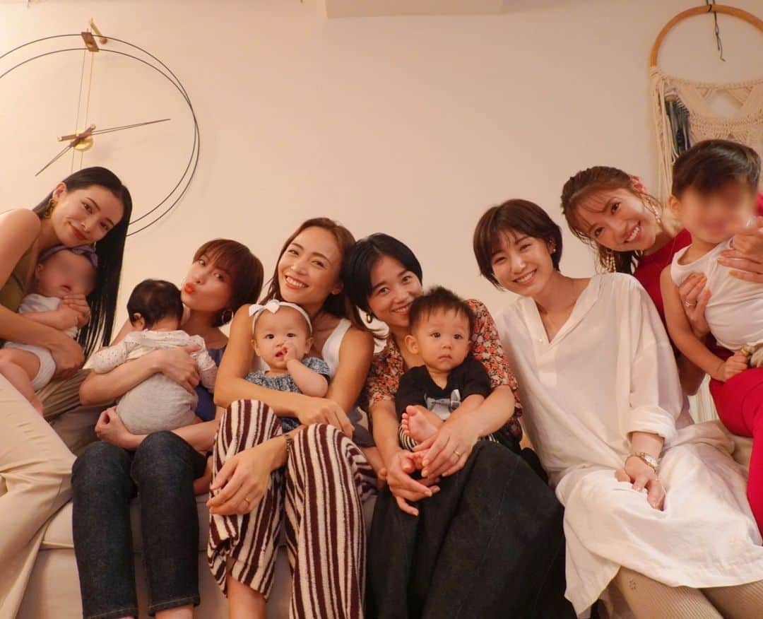 のインスタグラム：「友達や家族に子育てを助けてもらいながら どうにか毎日楽しく過ごしてます👳‍♀️ 仕事に全てを捧げてた時期があったからこそ 今の時間を楽しめる余裕を持てたような気もする。 けど、やっぱり仕事はしたい。 ので自分で初めてのチャレンジを しようと思って準備している所です。 . . 二人育児になって常にどちらかの 要望に応えるため走り回る日々で 半べそかきそうな時もあるけど やっぱ子供は可愛くて楽しい(｀・ω・´) 昨日はベビーカーを折り畳む時 指を挟んでしばらく外れなくて 指が真っ白になっていって 泣きそうになってました。弱 今日もその挟んだ指は熱をもっていて ヒリヒリしっぱなしのところ 息子に踏まれた( ^ω^ )ワー . 子供がほぼ全員昼寝した隙に乗った タワーオブテラーの写真は みんなで真顔にしようね！と よくあるやつをきゃっきゃと 実践してみたけどあやさんが 普通に楽しんでいる図。 . あと乳首。 . #baby  #momlife #mommylife #mommy #kidsgram_tokyo #babyphotography #babyphoto  #ママリ #育児 #男の子ママ #女の子ママ #コドモノ #ベビフル #mamanoko #ママライフ  #２歳 #0歳  #二人育児 #motherof2 #motherhood .」