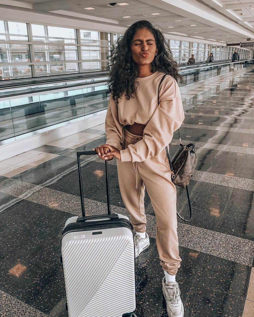 SABO SKIRTさんのインスタグラム写真 - (SABO SKIRTInstagram)「Can she get any cuter? 🕊 bae @aishjames travelling in our new #sundayslouchtopandpants #saboskirt」7月10日 11時08分 - saboskirt