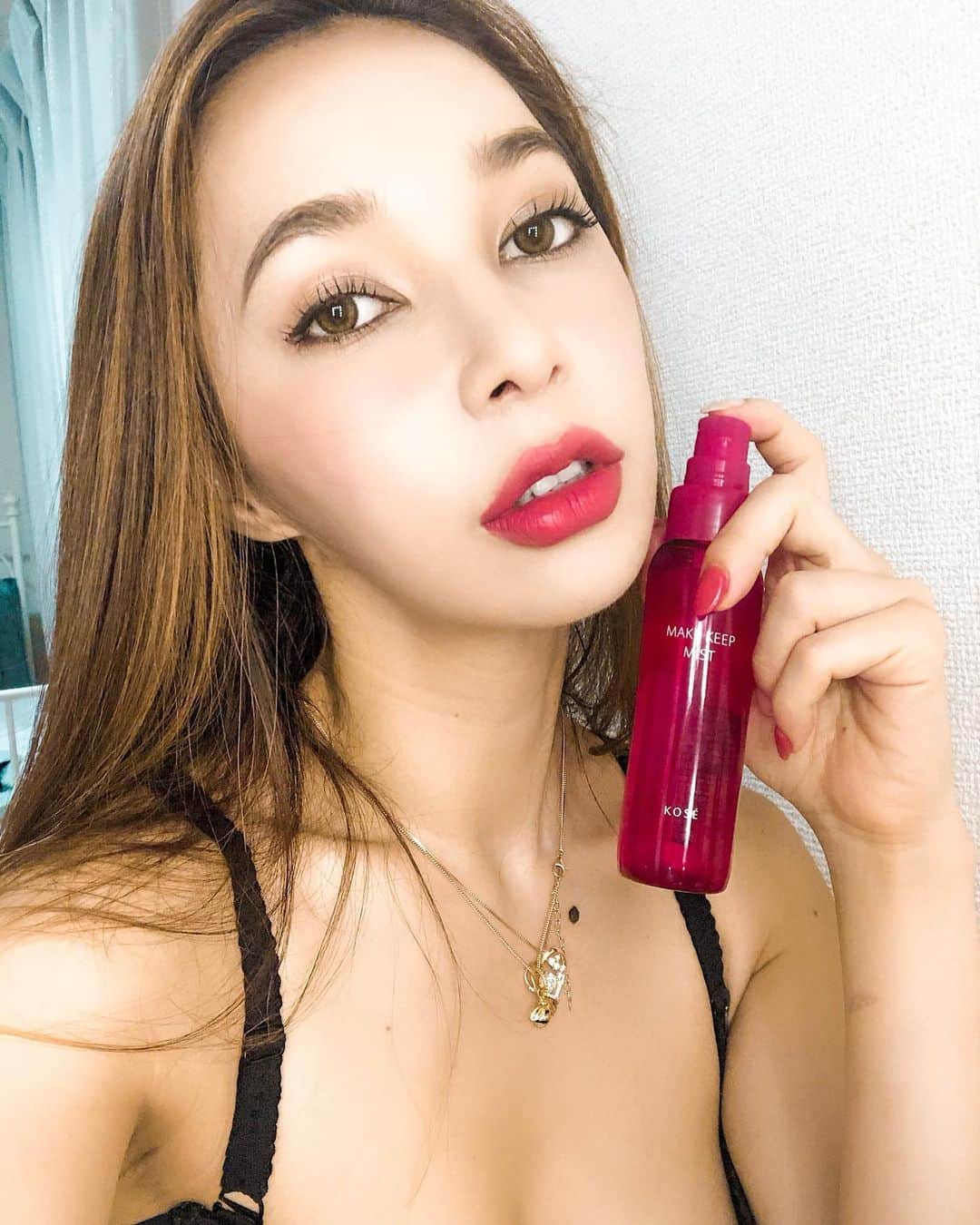 のインスタグラム：「暑い時期の汗によるメイク崩れが気になるので、 毎年メイクキープ商品を使います！ 今年は コーセー「メイクキープミスト」を使ってますー💕  メイク後、顔全体に1プッシュするだけで、だいぶメイク持ちが違いますよ☝️😏 . . . Para quem sofre com a maquiagem “derretendo”, esse mist da Kose ajuda a fixar a make no rosto!💕☝️ . . #メイクキープミスト #メイクキープシリーズ #メイク落ちない #kose #PR #メイク #mua #makeup #ootd」