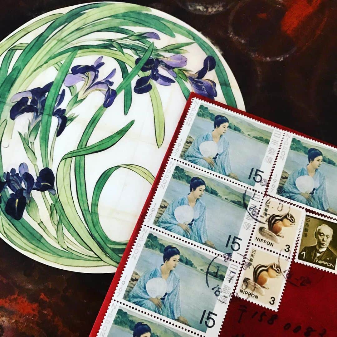 光野桃さんのインスタグラム写真 - (光野桃Instagram)「優美な切手ワーク、季節の花のポストカード…。時折とどく便りの美しさに心ときめく。忙しくて会えない日がながく続いても、ここにこの友の生命力が宿っている気がして。  #切手 #絵葉書」7月10日 11時27分 - mitsuno.momo