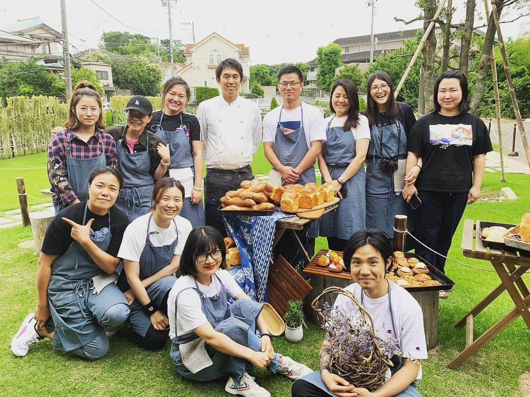 丘の上のパン屋 さんのインスタグラム写真 - (丘の上のパン屋 Instagram)「一昨日、昨日は丘の上のパン教室〜中国編〜を開催しました。﻿ ﻿ 昨日はバゲット、リュスティック、パンオショコラ、クロワッサン、デニッシュ、プレミアムブレット、パンオレザン、シナモンロール、黒豆デニッシュ、沖縄ベーコン、チーズフォンデュなどを焼きました。﻿ ﻿ 盛りだくさんな内容で皆さん疲れさせてしまったかな笑﻿ ﻿ こちらも勉強になることもあり、とてもいい機会を頂きました。﻿ ﻿ 職人としても、お店としてもまだまだ未熟な自分に声をかけて下さったコーディネーターさん、日本まで来て下さった皆さんに感謝致します。﻿ ﻿ 中国に帰って何か少しでも役に立つことがあれば幸いです。﻿ ﻿ 7月下旬は〜in台湾編〜があります！﻿ ﻿ また今回とは全く違った講習会になるとは思いますが、凄く楽しみです。﻿ ﻿ 本日10日は振替休日で臨時休業となります。﻿ ﻿ ご迷惑をおかけしますが、よろしくお願い致します！﻿ ﻿ ------------﻿﻿﻿ ﻿﻿﻿ 7月、8月の臨時休業、夏季休業のお知らせ﻿﻿ ﻿﻿﻿ ●7月8日、9日は「丘の上のパン教室(中国の方向け)」のためお休み、10日は振替休日となります。﻿﻿﻿ ﻿﻿﻿ ●7月29日〜8月9日から台湾講習のためお休みです。﻿﻿﻿ ﻿﻿﻿ 変則になりますので、サイトのカレンダーをご確認ください。﻿﻿﻿ ﻿﻿﻿ −−−−−−−−−﻿﻿﻿﻿ ﻿﻿﻿﻿ 💬 マイバックをご持参ください﻿﻿﻿﻿ ﻿﻿﻿﻿ 19年8月から、レジ袋が1枚5円となります。﻿﻿﻿﻿ ぜひマイバックのご持参お待ちしております。﻿﻿﻿﻿ ゴミ削減にご協力お願い致します。﻿﻿﻿﻿ ﻿﻿﻿﻿ ﻿﻿﻿ −−−−−−−−−﻿﻿﻿﻿ ﻿﻿﻿﻿ 💬 スタッフ募集中です﻿﻿﻿﻿ ﻿﻿﻿﻿ 新たに一緒に働いてくれる仲間を募集しております。﻿﻿﻿﻿ ﻿﻿﻿﻿ 応募方法は郵送となります。﻿﻿﻿﻿ 詳細はサイトをご確認ください。﻿﻿﻿﻿ ﻿﻿﻿﻿ −−−−−−−−−﻿﻿﻿﻿ ﻿﻿﻿﻿ 💬 ご予約について﻿﻿﻿﻿ ﻿﻿﻿﻿ ●予約可能商品﻿﻿﻿﻿ ・食パン ﻿﻿﻿﻿ ・カンパーニュ﻿﻿﻿﻿ ・バゲット﻿﻿﻿﻿ ・エッグタルト﻿﻿﻿﻿ ﻿﻿﻿﻿ ※グルテンフリー米粉パン(プレーン、大納言)﻿﻿﻿﻿ ※低糖質ふすまパン(3本から)﻿﻿﻿﻿ ※一升パン﻿﻿﻿﻿ (※は木、金のお渡しになります)﻿﻿﻿﻿ ﻿﻿﻿﻿ 📞 045-530-9683（クロワッサン🥐）﻿﻿﻿﻿ ﻿﻿﻿﻿ −−−−−−−−−﻿﻿﻿﻿ ﻿﻿﻿﻿ 🛒 オンラインショップ﻿﻿﻿﻿ ﻿﻿﻿﻿ グルテンフリーの米粉食パンの﻿﻿﻿﻿ 通販を行っております。﻿﻿﻿﻿ サイトからご確認ください。﻿﻿﻿﻿ ﻿﻿﻿﻿ ﻿﻿﻿ −−−−−−−−−﻿﻿﻿﻿ 🏷﻿﻿﻿﻿ #丘の上のパン屋  #横浜 #青葉区 #たまプラーザ #ベーカリーカフェ #パン屋 #パン #パン屋さん #横浜パン屋 #🍞 #焼き立てパン #美しが丘 #美しが丘西 #田園都市線 #天然酵母 #国産小麦 #bakery #boulangerie #boulanger #yokohama#instabread #instafood #pane #sourdough #naturalyeast﻿﻿﻿﻿ ﻿」7月10日 11時20分 - okanouenopanya