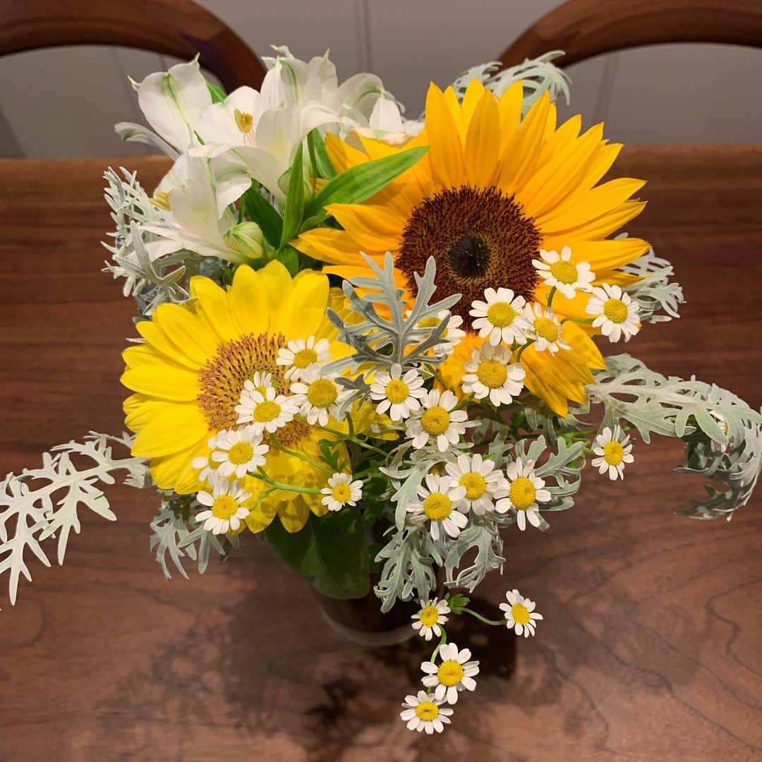 住吉美紀さんのインスタグラム写真 - (住吉美紀Instagram)「花に詳しい従姉妹が持ってきてくれた夏な花束。流石のバランス。かわいいなぁ。家が明るくなる。 #sunflower #花束 #お花は元気をくれる」7月10日 11時25分 - miki_sumiyoshi