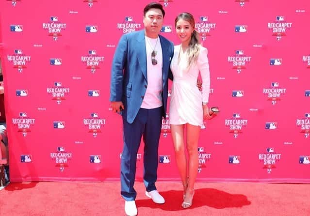柳賢振のインスタグラム：「#ASG #redcarpet with my beautiful wife💕」