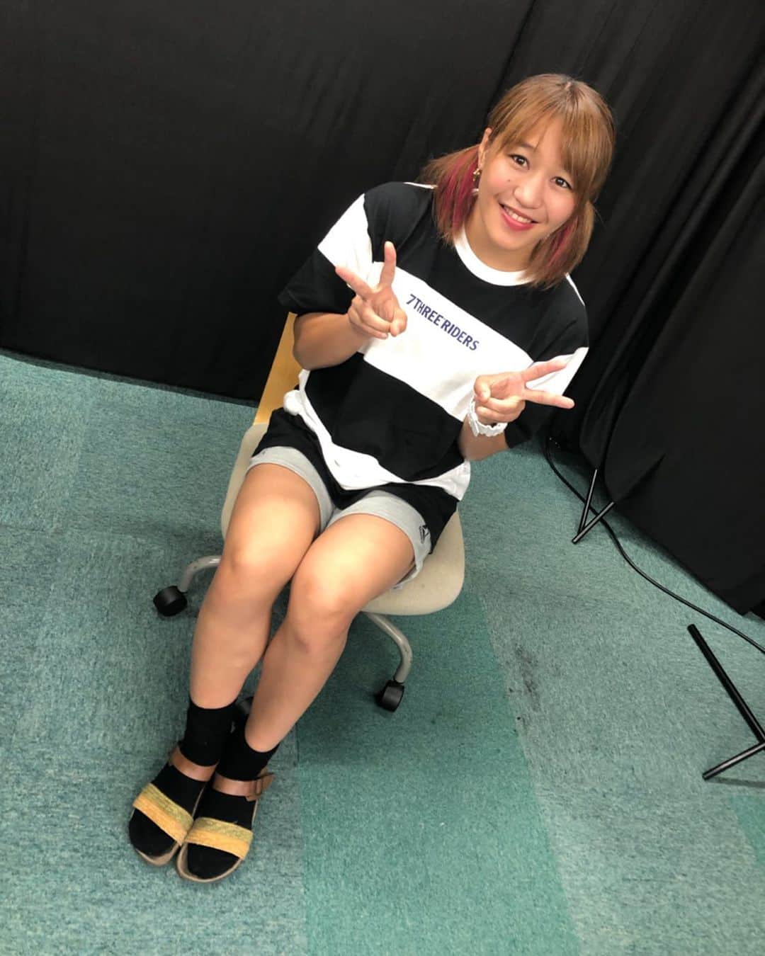 のインスタグラム：「魔界事務所でちょっと撮影😎  #makai #shooting #interview #tshirt #73r #7three #today #魔界 #インタビュー #撮影」