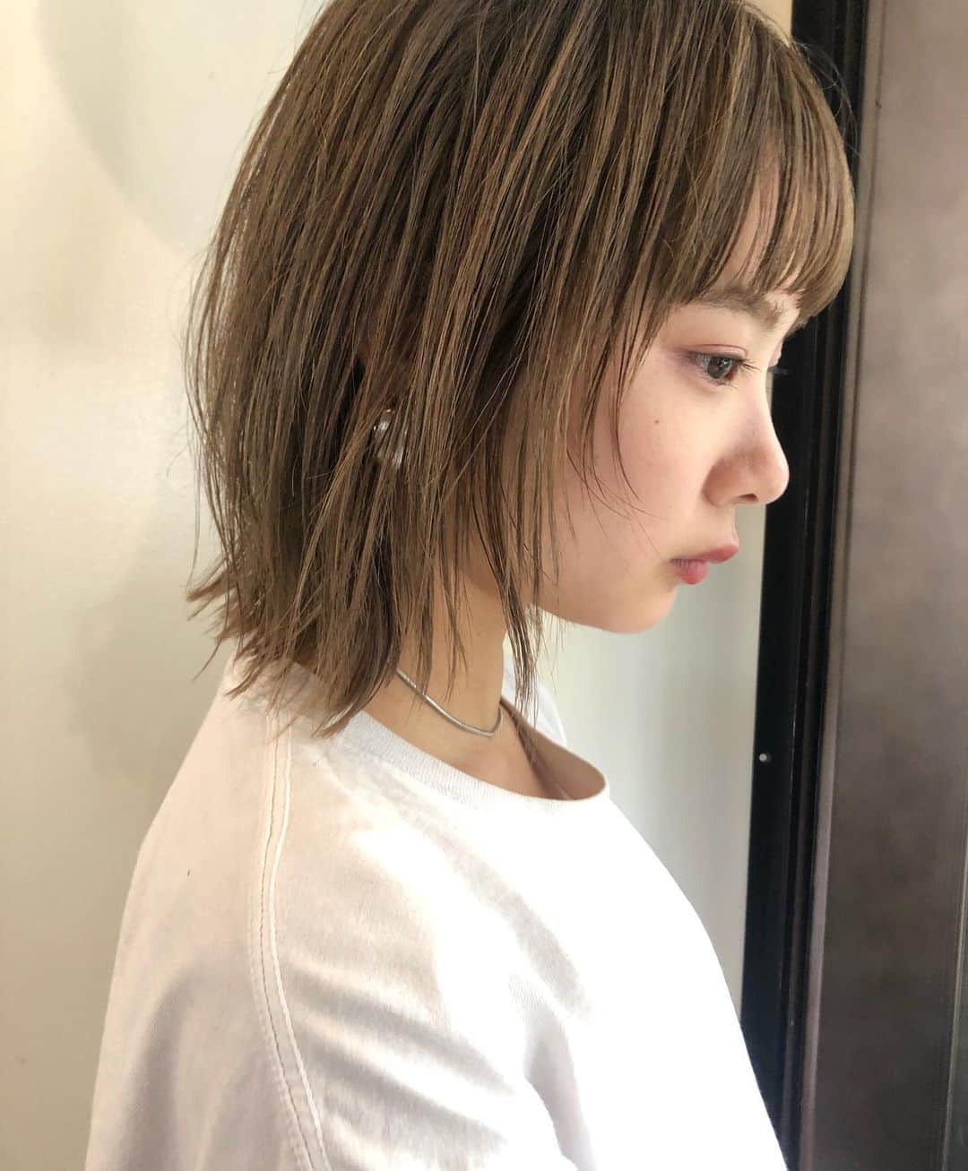 カワシリアツシのインスタグラム：「ボブにレイヤー🌿 ハイライトでシアベージュ◎ ・ ・ ・ ・ブリーチの回数がわからない。 ・値段が気になる。 ・ダメージが心配。など なんでもご気軽にご相談ください😊 ・ ご予約やご相談はDM・LINEにて待ちしております🙆‍♂️ ・ ・ ・  #アディクシー #イルミナカラー  #外国人風カラー #ミニボブ #切りっぱなしボブ #ハイライト #外ハネ #グラデーション #外国人風 #ポートレート #美容室 #美容院 #美容学生 #撮影 #東京 #渋谷  #ショートヘア #グレージュ  #ブルージュ #ブリーチ #portrait #フィルムカメラ #hairstyle #ショートカット #haircolor #ハイトーン #데일리룩 #时尚 #แฟชั่น#デジキュア」