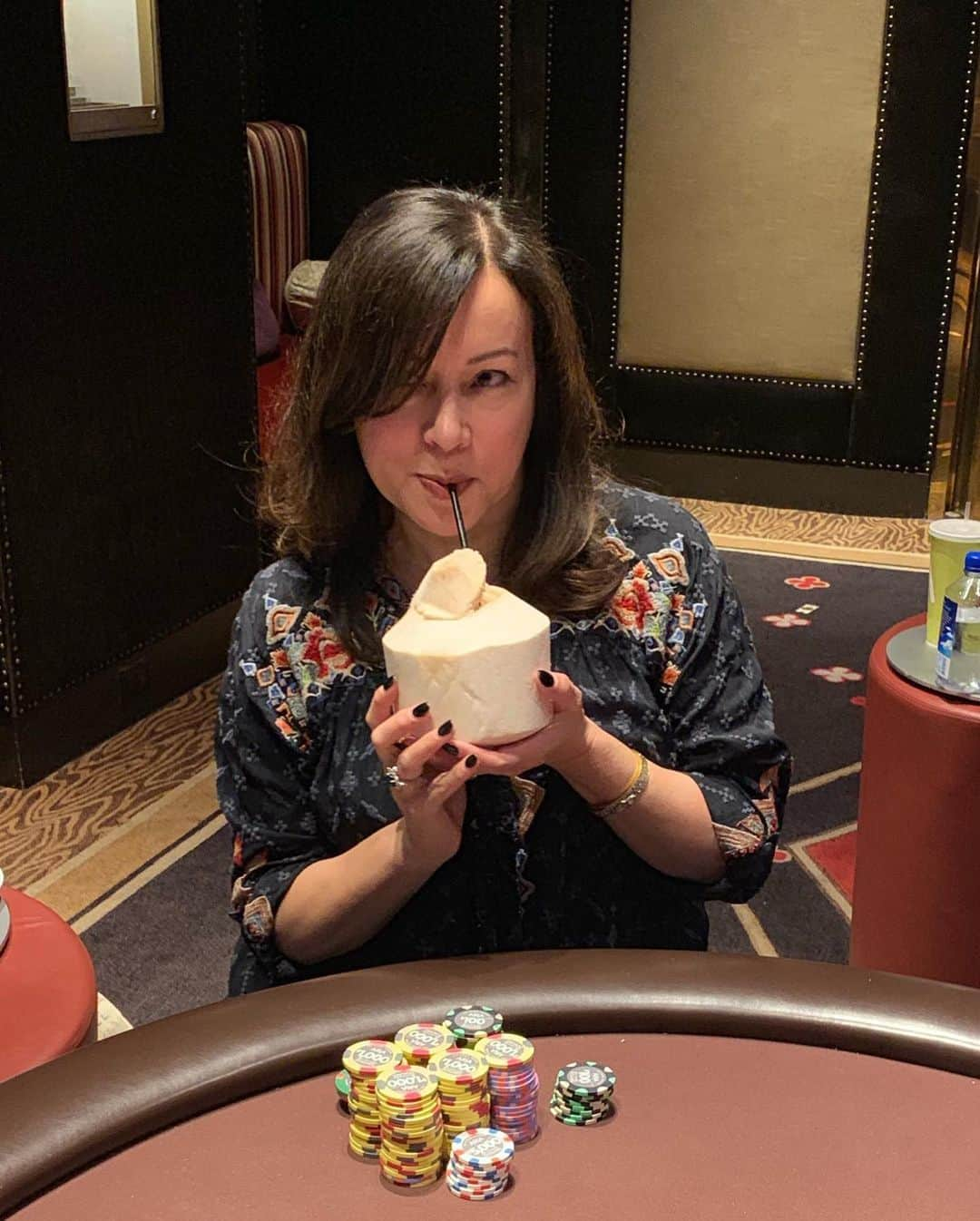 ジェニファー・ティリーさんのインスタグラム写真 - (ジェニファー・ティリーInstagram)「Staying hydrated at @ariapokerroom  #coconuts #poker」7月10日 11時36分 - jennifertilly