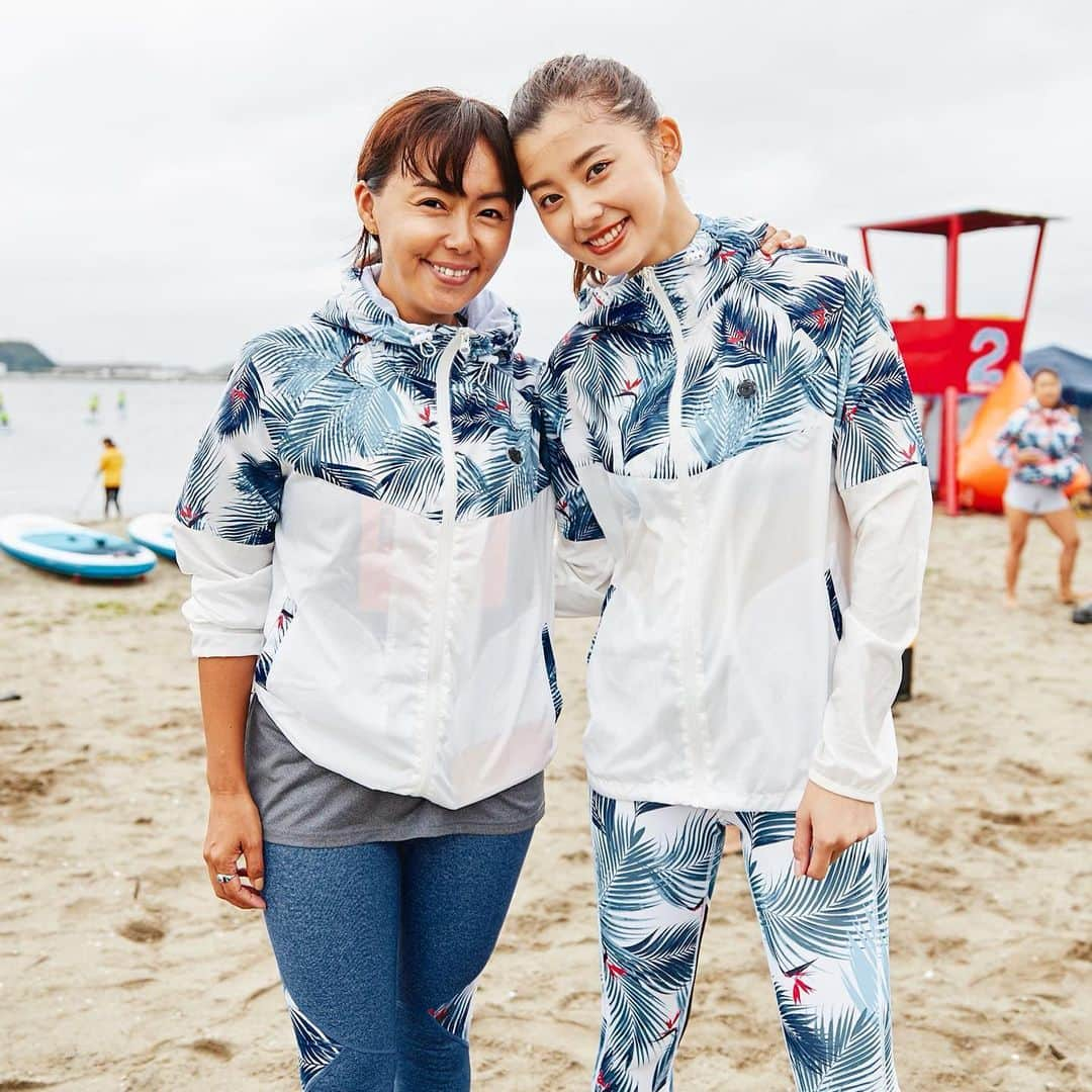 田中律子さんのインスタグラム写真 - (田中律子Instagram)「ROXY FITNESS RUNSUPYOGA🙌  2日目には、ROXYブランドアンバサダーの朝比奈彩ちゃんが会場に来てくれたよ❤️顔が小っちゃくて手足長くて、とっても可愛い😍ROXYウェアお揃いでした🤗一緒にヨガもしてくれましたー👍次はサップヨガにチャレンジしてもらいたーい🏄‍♀️ 次回のROXY FITNESS RSYは9月22日大阪、9月29日福岡で開催🌞チケット発売中👉 @roxyjapan  #roxyjapan  #朝比奈彩  #roxyfitness  #roxyrsy  #yoga #beachlife  #roxygirl」7月10日 11時28分 - ri2kotanaka