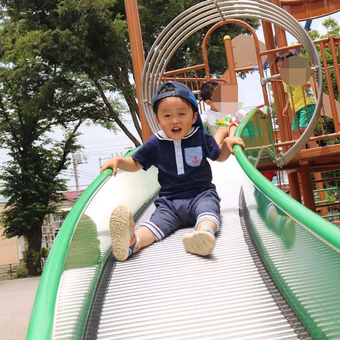 Canon EOS Kiss公式［with Kiss］さんのインスタグラム写真 - (Canon EOS Kiss公式［with Kiss］Instagram)「.@omochi_akt さんからの一枚。⠀ 「Playing at his favorite park💛⠀ お気に入りのすべり台がある公園で、今日も全力で遊んだよ😆 「おかーしゃーん、見て見て〜。」と何度も言いながら、すべり台滑ったり、ブランコに乗ったり、走り回ったり😆⠀ 好きな遊びはなんですか？と聞くと、⠀ 「んー、すべり台とブランコだ！」と答えるおもちボーイ🎈」⠀ .⠀ ★Kissユーザーの皆さんの写真をご紹介！⠀ .⠀ キヤノンEOS Kissで撮られた写真に⠀ 「 #Kissカメラ 」をつけて投稿いただいた⠀ 皆さまの写真をご紹介します。⠀⠀ .⠀⠀ #eoskiss シリーズの大人気ミラーレスカメラ⠀ 「EOS Kiss M」好評発売中！⠀ .⠀ さらに一眼レフKissの最新モデル⠀ 「EOS Kiss X10」も仲間入り！⠀ .⠀ どちらも充実機能と軽量コンパクトなボディーで、⠀ 快適な撮影を楽しめます。⠀⠀ .⠀⠀ #EOSKissM #EOSKissX10 の詳細は、⠀ 本アカウントのプロフィール（ @with.kiss ）のURLから。⠀⠀ .⠀⠀ #EOSKissM #EOSKissX10 #KissisMyLife #eoskiss #withkiss #キヤノン #canon #eos #kissカメラ #育児 #子育て #親ばか #こども #子供 #写真」7月10日 11時30分 - with.kiss