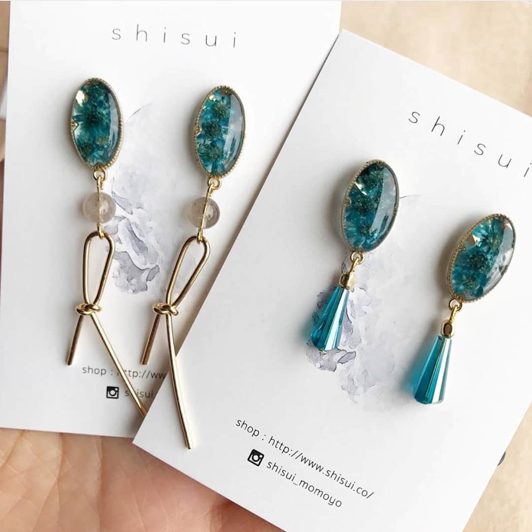 のインスタグラム：「タピエスタイル東京丸の内店です。 「shisui」の新作のご紹介。 ブランド名の紫翠(shisui)には自然美を讃える想いが込められています。 人気のフローレットシリーズをはじめ今回は天然石素材を用い氷のように涼感ある新作が到着しました。 これからの暑さを吹き飛ばしてくれるような爽やかなイヤリング、ピアスです。  皆様のご来店をお待ちしております。  #タピエスタイル  #タピエスタイル東京丸の内店 ３階 #丸ビル  #丸の内ビルディング  #東京駅  #ハンドメイドアクセサリー  #handmadeaccessory  #shisui  #shisui_acce  #天然石  #鉱物」