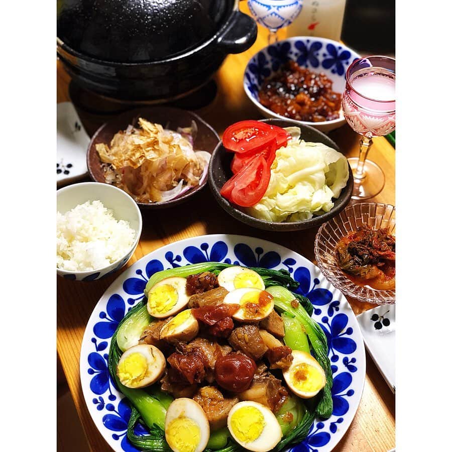 のインスタグラム：「大好きな #ふーみん レシピ大成功❤️ ※豚肉の梅干し煮(ふーみんレシピ) ※牛テールコチュジャン煮 ※オニオンスライス ※蒸しキャベツ&冷やしトマト ※自家製キムチ ※無洗米まばゆきひめの土鍋ごはん  久しぶりの白米は @atsukomatsufuji オススメの無洗米 #まばゆきひめ ✨  まばゆきひめは精米方法が素晴らしく、本来白米が持てない栄養素を逃すことなく精米されているのに驚きの #無洗米 ‼️ そして無洗米とは思えない驚愕の美味しさ✨✨ 水分をたっぷり含むので、冷めても瑞々しく美味しさが逃げない上にカロリーカットにも繋がる優秀すぎるお米‼️ 旦那さんと息子は大盛り2杯平らげました😆✨ わたしは。。❤️ 旦那さんのお米を一口頂きつつ、、豚肉の梅干し煮をツマミに日本のマッコリ #きぬさら で🥂✨ 発酵の具合を楽しもうと1杯だけ飲むつもりが美味しくてスルスル1本空けてしまいました😝💕 初めて作るレシピも成功したし、絶対リピート決定の2品とも出会えて最高な夜❤️ #AIKO食堂 #aikocooking #cooking #料理 #おうちごはん #和食 #japanesefood #instafood #instadelicious #homeparty #ママ #mammy #baby #babyboy #男の子ママ#生後22ヶ月 #1歳10ヶ月 #8月生まれ」
