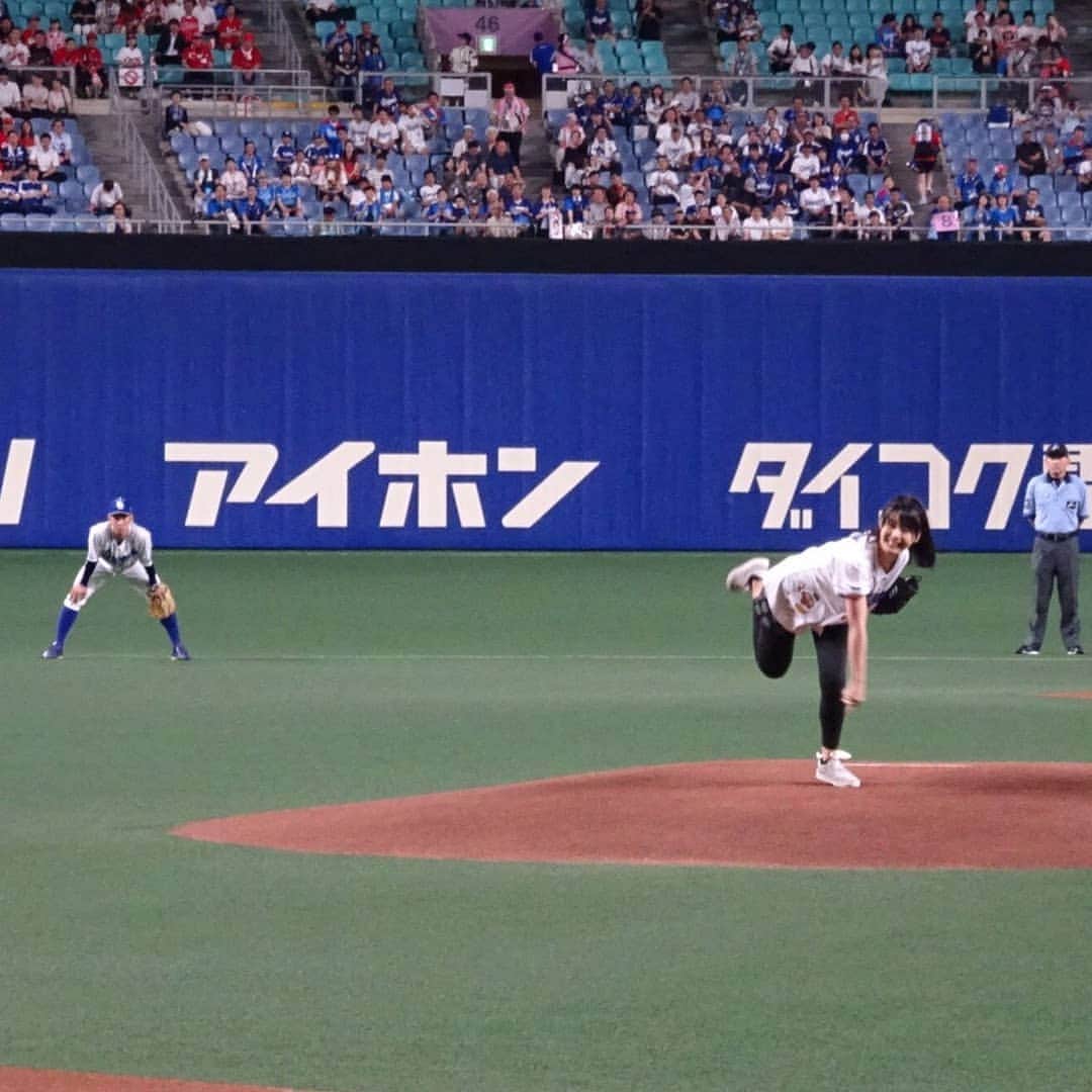 佐藤裕二さんのインスタグラム写真 - (佐藤裕二Instagram)「#もっちー #始球式 無事？終えました!ということで今日はみんなでもっちーの謎の歌舞伎投法（笑）  #初スタメン というのに受けてくれた石橋さん、打席の野間さんはじめ、皆様ありがとうございました。  始球式でも腰を落とす京田さんにも感激です（2枚目）  #ナゴヤドーム  #ドラゴンズ #中日ドラゴンズ  #石橋康太 さん#京田陽太 さん #カープ #広島 #野間峻祥 さん #メーテレ #ドデスカ #湯山玲子 さん#井戸田潤 さん #ハンバーグ師匠 は#カンパイ師匠  #松本佳子 さん#山田修作 3 #竹田基起#徳重杏奈#上坂嵩 #ウルフィ #望木聡子 #佐藤裕二」7月10日 11時47分 - karaage_satou