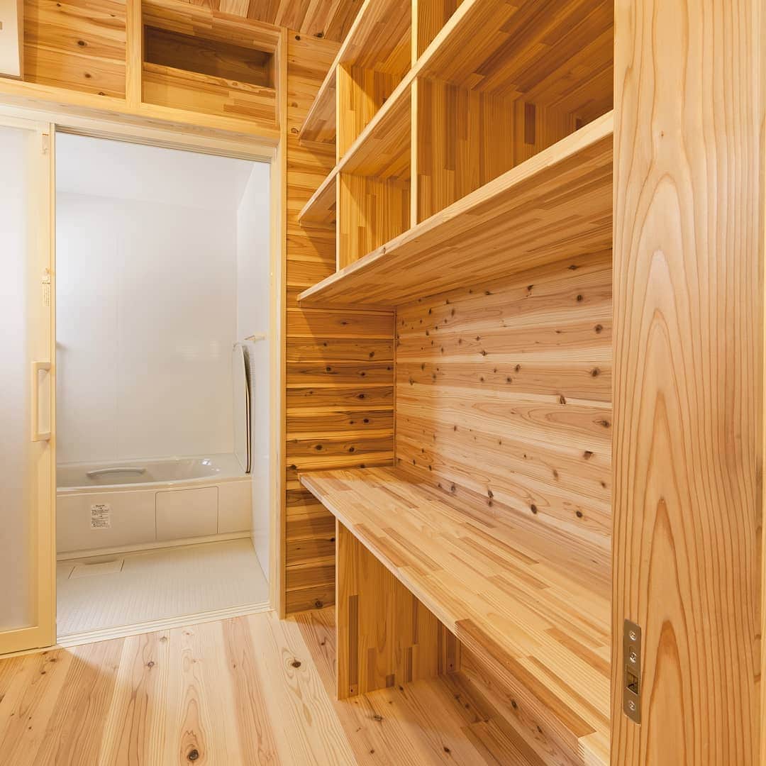 木の家ミヤシタさんのインスタグラム写真 - (木の家ミヤシタInstagram)「ミヤシタは神戸市北区の木の家工務店🌿 【ミヤシタの家の標準仕様 #脱衣室 】  脱衣室だから暖かくしたい 杉材に包まれた全面板張り仕上げ 濡れていてもサラッと暖かく迎えてくれる  #インテリアデザイン #施工事例  もっと見たい方へ プロフィールはこちらです🌿  @miyashita_wood  宮下は兵庫県神戸市北区の一級建築士事務所の工務店 です。 木造住宅による注文住宅の新築と建て替え、リフォーム、リノベーションをしています。  自社の製材所で兵庫県産木材の木を製材して大工の手仕事で木の家を建てています。 住宅性能 にもこだわり、セルロースファイバー断熱材を高気密高断熱のデコスドライ工法 を使い、床や内装に無垢材の杉・桧を取り入れています。  ハウスメーカー検討中の方、予算に合った木のある暮らしが叶うマイホーム作りをしてみませんか  Instagramの方は プロフィールページのURLをタップ  Facebookの方は↓↓こちらから https://miyashita-lww.jp  #宮下 #兵庫県 #神戸市北区 #工務店 #一級建築士事務所 #木造住宅 #注文住宅 #新築 #建て替え #リフォーム  #製材所 #兵庫県産木材 #木の家 #一戸建て #セルロースファイバー #セルロースファイバー断熱材  #デコスドライ工法 #無垢材の床  #ハウスメーカー検討中  #ナチュラル #木のあるくらし #マイホームづくり #おうちづくり #工務店選び #工務店がつくる家 #ミヤシタの家 #木が好きな人とも繋がりたい」7月10日 11時52分 - miyashita_wood