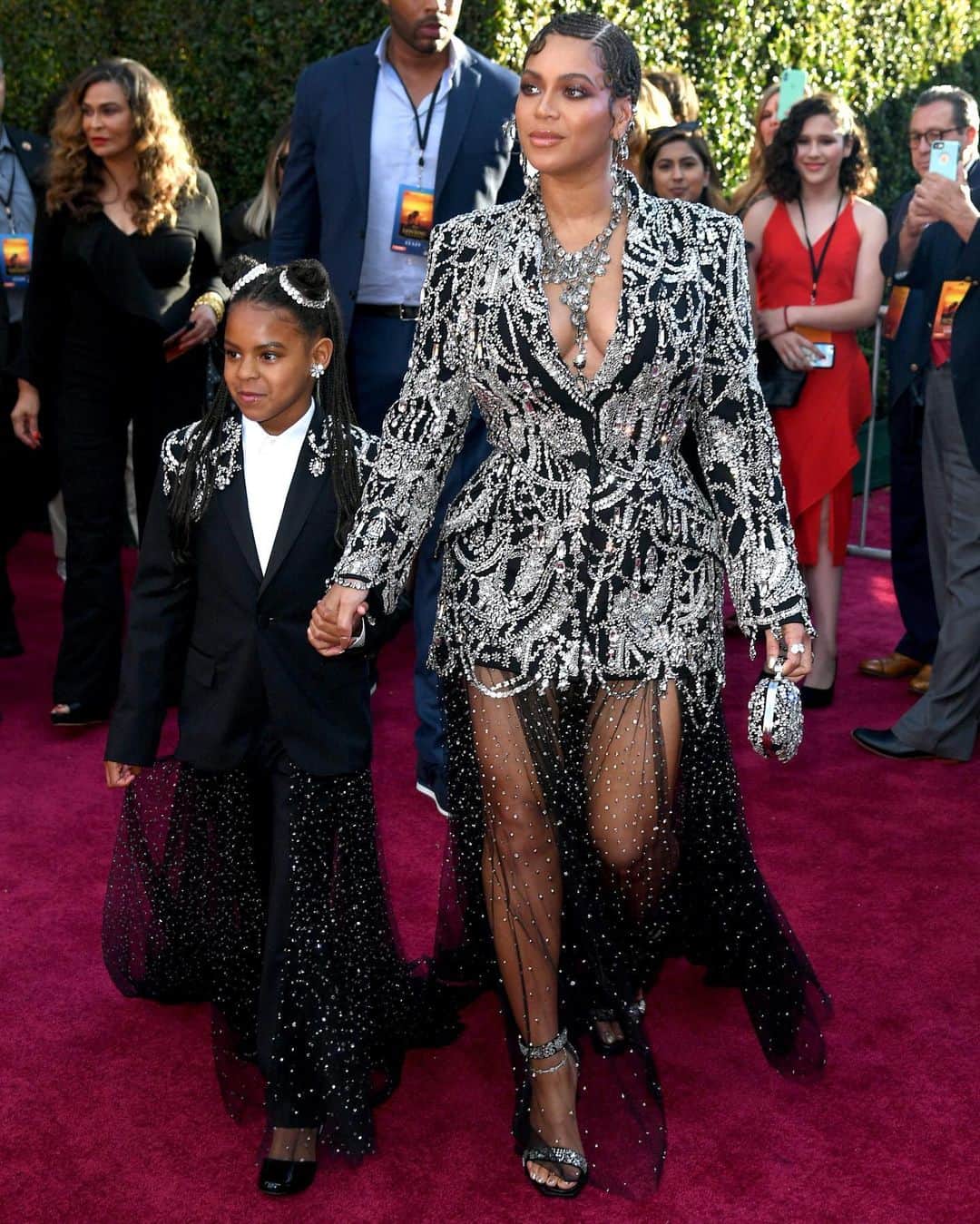 Just Jaredさんのインスタグラム写真 - (Just JaredInstagram)「@beyonce in @alexandermcqueen brings daughter Blue Ivy with her to the premiere of @lionking! #Beyonce #BlueIvyCarter #LionKing #AlexanderMcQueen Photos: Getty & WENN」7月10日 11時52分 - justjared