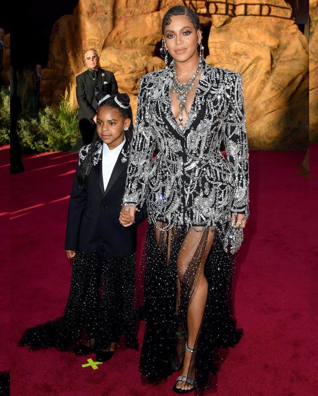 Just Jaredさんのインスタグラム写真 - (Just JaredInstagram)「@beyonce in @alexandermcqueen brings daughter Blue Ivy with her to the premiere of @lionking! #Beyonce #BlueIvyCarter #LionKing #AlexanderMcQueen Photos: Getty & WENN」7月10日 11時52分 - justjared