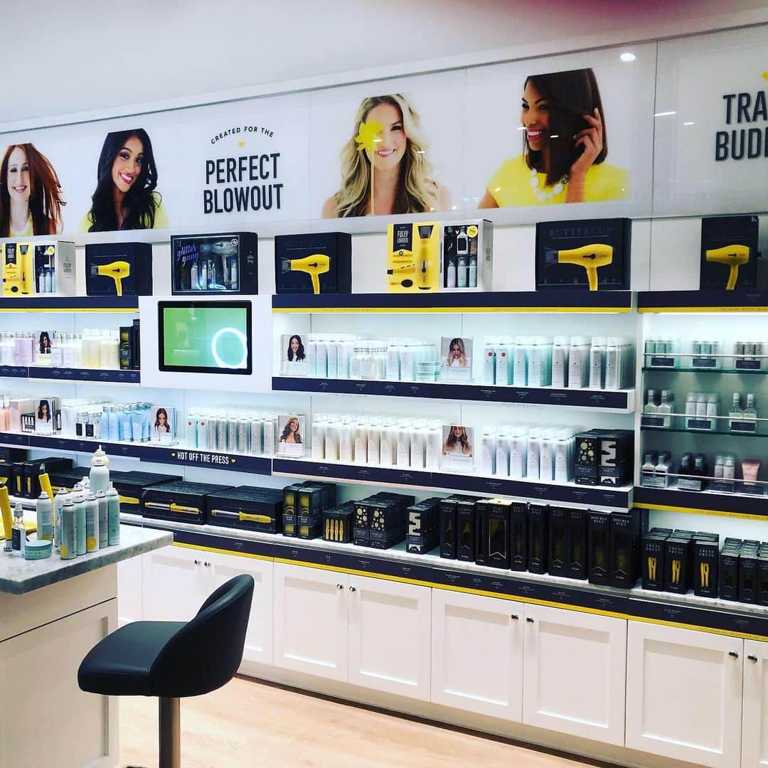 25ans Beautyさんのインスタグラム写真 - (25ans BeautyInstagram)「@rienagaemiryokugaku  ハワイで #日本未上陸 の#drybar に行ってみました🧖‍♀️ #nocutnocolor のシャンプー、ブローとアレンジのみのお店です‼️ あまり期待なかったのですが、母を担当してくれたAnaaさんの技術が素晴らしく、大満足でした😆❤️ しかし、シャンプーは期待しないほうがいいです😅 担当者によって技術に差があります😅😅 #25ansbeauty #25ansビューティ #シャンプーブロー専門店 #美容魅力学 #ハワイ美容」7月10日 12時05分 - 25ans_beauty