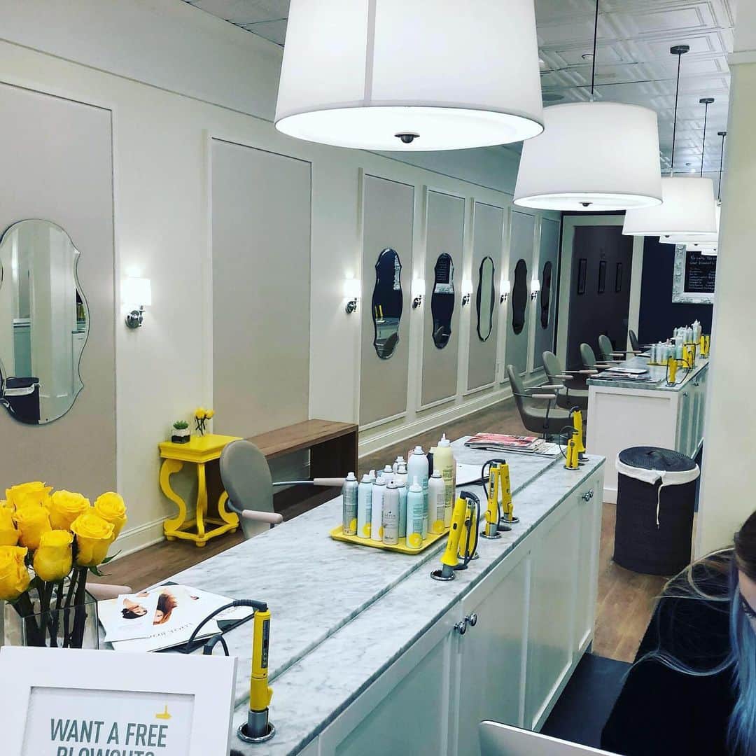 25ans Beautyさんのインスタグラム写真 - (25ans BeautyInstagram)「@rienagaemiryokugaku  ハワイで #日本未上陸 の#drybar に行ってみました🧖‍♀️ #nocutnocolor のシャンプー、ブローとアレンジのみのお店です‼️ あまり期待なかったのですが、母を担当してくれたAnaaさんの技術が素晴らしく、大満足でした😆❤️ しかし、シャンプーは期待しないほうがいいです😅 担当者によって技術に差があります😅😅 #25ansbeauty #25ansビューティ #シャンプーブロー専門店 #美容魅力学 #ハワイ美容」7月10日 12時05分 - 25ans_beauty