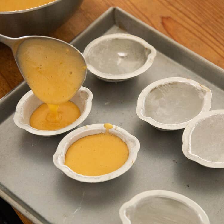 無印良品さんのインスタグラム写真 - (無印良品Instagram)「【#休日につくるアレンジレシピ】米粉でつくるレモンケーキ 無印良品の商品を使って、少しのアレンジでいつもと違う手軽でおいしいレシピを紹介します。 今回のレシピは、「自分でつくる 国産米粉のミックス粉」を使った「米粉でつくるレモンケーキ」。 爽やかなレモンの香りに、米粉の軽い口当たりが夏を感じさせる、焼き菓子です。 - ■材料　レモンケーキ 6個分 ・自分でつくる 国産米粉のミックス粉　50g（無印良品） ※店舗のみのお取り扱いになります。 ・卵　1個（60g） ・アーモンドプードル　10g（市販品） ・無塩バター　40g（市販品） ・レモンの皮　半分 ・レモン汁　10g A ・グラニュー糖　20g ・はちみつ　10g（市販品） ・塩　ひとつまみ - ＜仕上げ用＞ ・粉糖　60g ・レモン汁　12g - ■準備 ・レモンケーキ型に分量外のバターを薄く塗り、粉をはたいておきます。 ・バターをレンジで溶かしておきます。 ・湯煎のお湯を鍋に用意します。 ・オーブンを180℃に予熱しておきます。 - ■つくり方　調理時間 120分 1)ボウルに卵を割り入れ、Aを加えます。湯煎しながらハンドミキサーで白っぽくなるまで泡立て、低速にしてキメを整えます。 2)1に「自分でつくる 国産米粉のミックス粉」とアーモンドプードルを加えて、ゴムべらで切るように混ぜます。 3)レモンの皮、溶かしバター、レモン汁を加えて、つやが出たら、ゴムベラでリボン状に流れ落ちる硬さになるまで混ぜます。 4)レモンケーキ型の9分目程度まで生地を入れ、1回トンと空気抜きをし、180℃のオーブンで10~15分焼きます。 5)焼けたら少し高い所から落として空気抜きをし、ケーキクーラーの上に出します。粗熱が取れてからラップをかけておくと、よりしっとりします。 6)仕上げ用の粉糖とレモン汁を混ぜ、レモンケーキを逆さまにし、表面に均等につけます。 7)200℃に予熱したオーブンで2分焼き、砂糖を固めます。 8)粗熱をとって、レモンの皮を飾ればできあがりです。 - #無印良品 #MUJI #mujiレシピ #MUJIrecipe #アレンジレシピ #レモンケーキ #ケーキ #ホームメイド #自分でつくる #自分でつくる国産米粉のミックス粉 #米粉 #riceflour #国産米粉 #お菓子づくり #手作り菓子」7月10日 12時02分 - muji_global