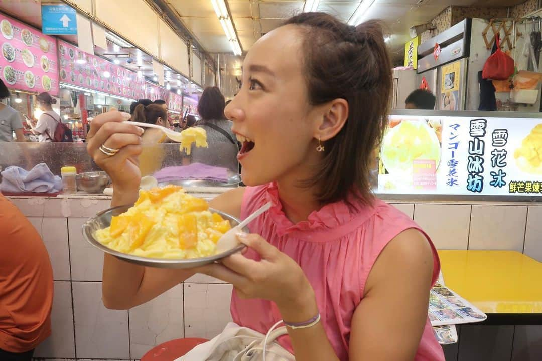 村上沙織さんのインスタグラム写真 - (村上沙織Instagram)「夜市で歩き疲れて暑くて暑くてカキ氷を食べずにはいられなかった🍧♥️ 外は暑くて苦しかったから地下の美食街で…🤙🏻夜も遅いのに活気に満ち溢れていて夜更かしも平気🙆‍♀️🎉 #台湾旅行 #夜市」7月10日 12時02分 - rosysaorimonster