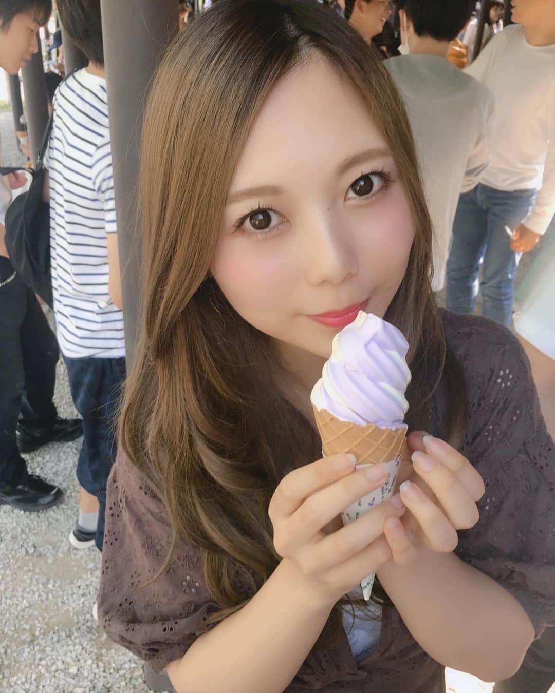 西村季里子のインスタグラム：「・ ラベンダー畑で食べた ラベンダー味のソフトクリーム🍦 そんなにラベンダー味強くなくて 食べやすくておいしかった🤤💕 この日旭山動物園でもソフトクリーム食べたし、 次の日空港でもソフトクリーム食べた🍦 とうもろこしもメロンもソフトクリームも 海鮮も大好物なわたしにとって 北海道はやっぱり天国だな😇🌟 #北海道#旅行#札幌#富良野#ラベンダー畑 #ラベンダー#ソフトクリーム#ラベンダー味 #スイーツ#スイーツ女子 #デザート #大好物#天国#食べ歩き #食べる旅 #旭山動物園#旭川#新千歳空港#✈️ #follow#followme」