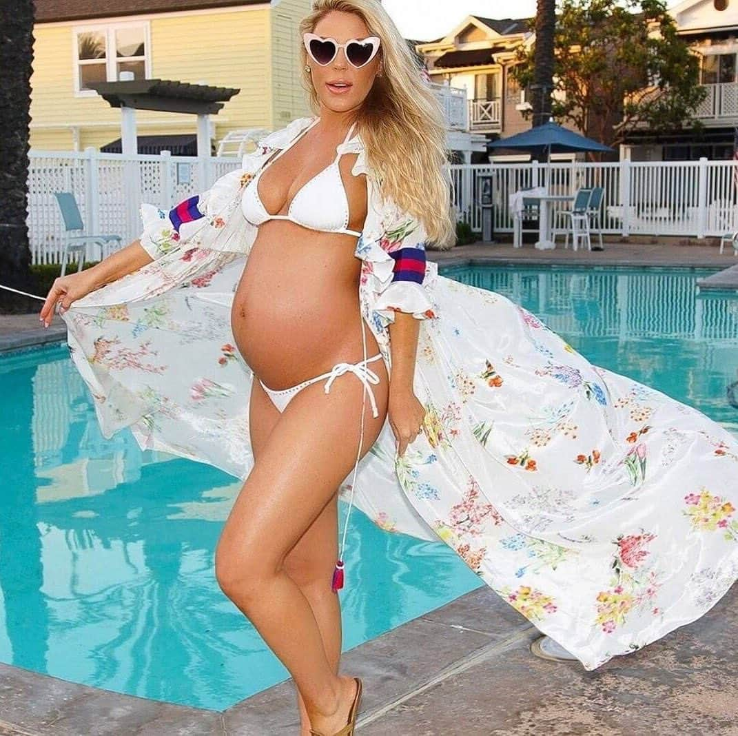 E! Onlineさんのインスタグラム写真 - (E! OnlineInstagram)「#RHOC star Gretchen Rossi will be giving birth earlier than expected... and via C-section. Link in bio for all the details that are happening tomorrow. (📷: Instagram)」7月10日 11時54分 - enews