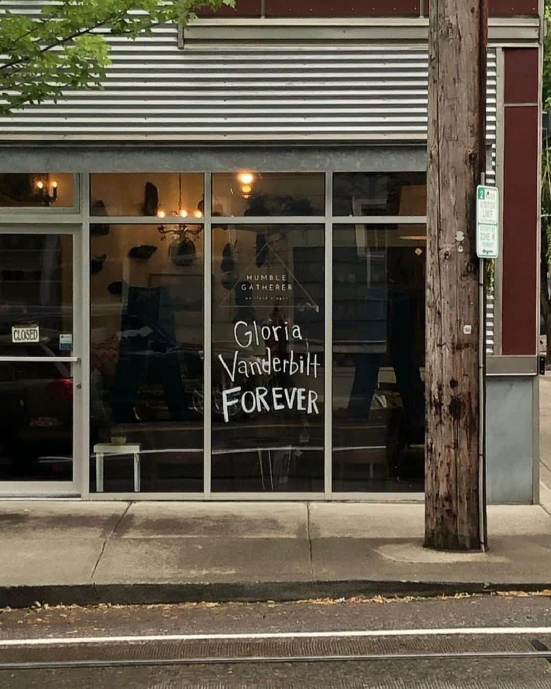 アンダーソン・クーパーのインスタグラム：「Seen in #Portland. Thanks @humblegatherer! My mom would have been so tickled to see this! Thanks for sending it to me @ty_gunn_」