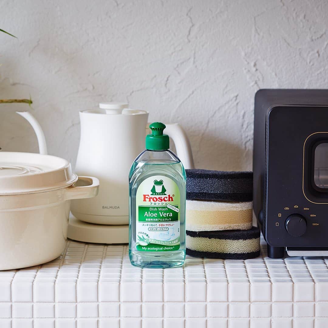 Frosch（フロッシュ）さんのインスタグラム写真 - (Frosch（フロッシュ）Instagram)「暑い日の家事こそ、シンプルに。 フロッシュ食器用洗剤は、ノンアルコール処方で手肌にやさしいのに、スッキリ汚れを落とす食器用洗剤。ぜひキッチンのスタメンに。 ＊ #シンプルライフ #キッチンインテリア #暮らしを楽しむ #キッチン #食器用洗剤 #手肌にやさしい #アロエヴェラ #フロッシュのある暮らし #フロッシュ #Frosch」7月10日 12時00分 - frosch.jp