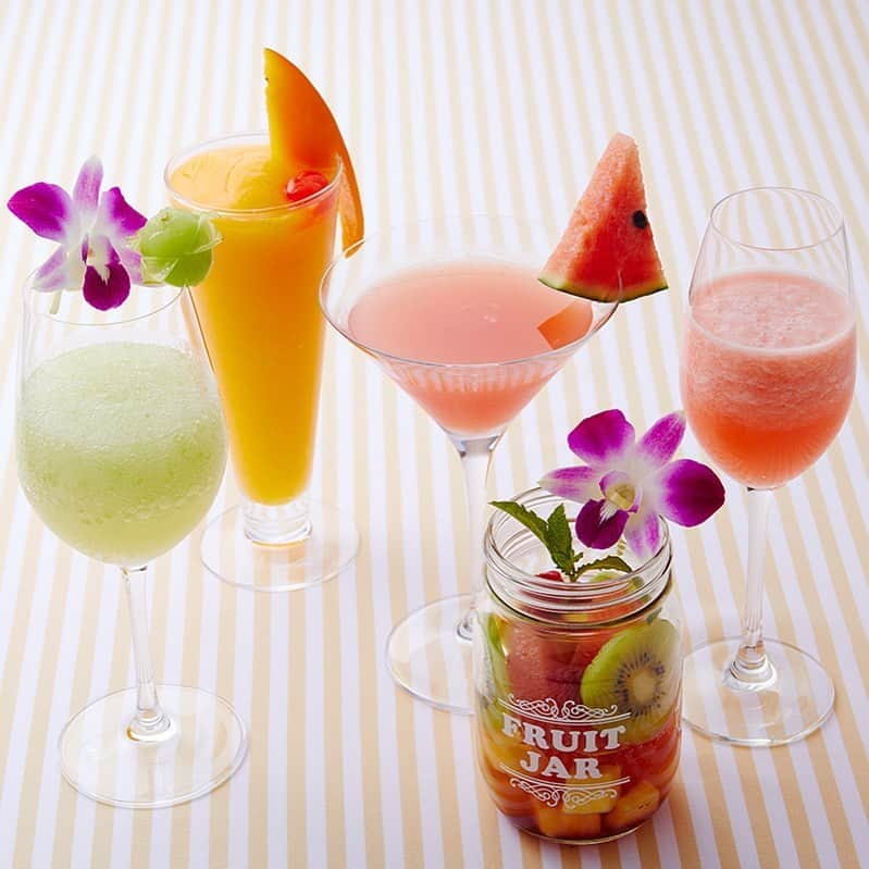 ロイヤルパークホテルさんのインスタグラム写真 - (ロイヤルパークホテルInstagram)「＼夏を味わえる「Tropical Fruits Carnival」🌴／ ロイヤルパークホテルでは、夏のフルーツをふんだんにお楽しみいただける「Tropical Fruits Carnival」を開催中！ロビーラウンジ フォンテーヌとメインバー ロイヤルスコッツからは「夏にほろ酔うフルーツカクテル」が登場♪マスカットやマンゴー、白桃、スイカに加え、今年はカットフルーツとシャンパンを合わせた“食べるカクテル”が仲間入り。華やかなフルーツカクテルをぜひ、お召し上がりください。 ＼Enjoy the taste of sumer with our "Tropical Fruits Carnival"🌴／ Royal Park Hotel is holding a "Tropical Fruits Carnival", where guests can enjoy a feast of fresh summer fruits! Relax and enjoy the summer with "Summer Fruit Cocktails" at Lobby Lounge Fontaine and Main Bar Royal Scots♪ This year come and try our “Edible Cocktails”, combining champagne and fresh fruits including grapes, mangoes, white peaches, and watermelons. Please drop by to enjoy a colorful fruit cocktail! #ロイヤルパークホテル #ロイヤルパーク #ホテル #水天宮 #人形町 #日本橋 #粋な街の意気なおもてなし #トロピカルフルーツ #フルーツカクテル #カクテルバー #東京バー #ホテルラウンジ #お酒好き #お酒好き女子 #royalparkhotel #royalpark #hotel #ChicTokyoStay #nihonbashi #tokyo #ilovejapan #tokyotrip #tokyotravel #tropicalfruits #fruitcocktail #cocktail #cocktails🍹 #cocktailbars #tokyobar #hotelbar」7月10日 12時00分 - royalparkhotel.tokyo