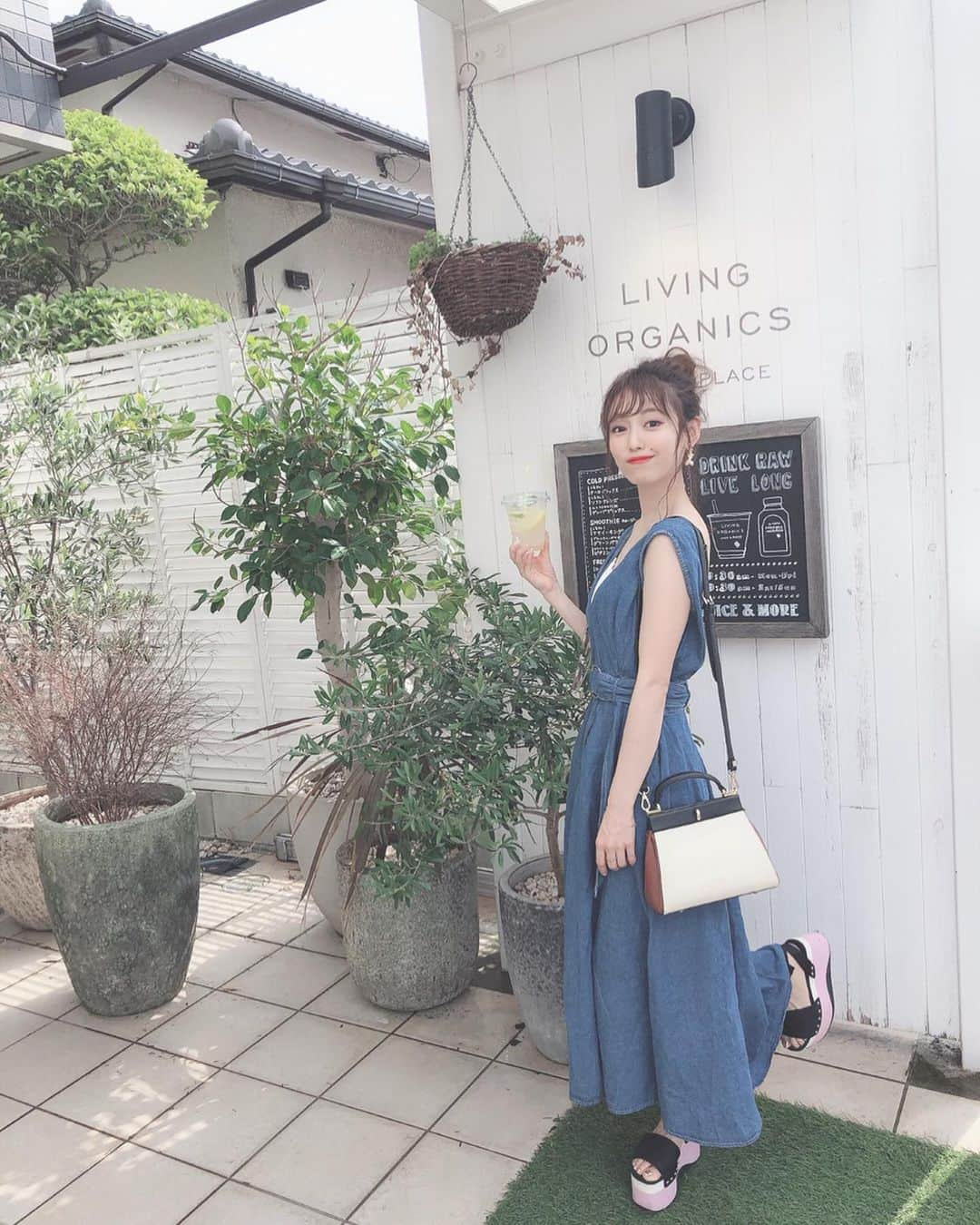 白岩まちこさんのインスタグラム写真 - (白岩まちこInstagram)「≫≫👗...𝐟𝐚𝐬𝐡𝐢𝐨𝐧 ㅤㅤㅤㅤㅤㅤㅤㅤㅤㅤㅤㅤㅤ  ㅤㅤㅤㅤㅤㅤㅤㅤㅤㅤㅤㅤㅤ 昨日も着てた ACYM(@acym_official)の クラシックデニムワンピース👗👒 ㅤㅤㅤㅤㅤㅤㅤㅤㅤㅤㅤㅤㅤ ㅤㅤㅤㅤㅤㅤㅤㅤㅤㅤㅤㅤㅤ ㅤㅤㅤㅤㅤㅤㅤㅤㅤㅤㅤㅤㅤ デニムのワンピって重くて暑いかなーって思ってんけど、 このデニムワンピは薄くて軽め🥳💗 ㅤㅤㅤㅤㅤㅤㅤㅤㅤㅤㅤㅤㅤ ㅤㅤㅤㅤㅤㅤㅤㅤㅤㅤㅤㅤㅤ  付属のウエストベルトでキュッと締めて 女性らしいシルエットにして着るのがすき。  ㅤㅤㅤㅤㅤㅤㅤㅤㅤㅤㅤㅤㅤ ㅤㅤㅤㅤㅤㅤㅤㅤㅤㅤㅤㅤㅤ  やっぱりコーディネート撮ってもらうと、 盛れてないやつもあるよねー🥺‼️ ㅤㅤㅤㅤㅤㅤㅤㅤㅤㅤㅤㅤㅤ ㅤㅤㅤㅤㅤㅤㅤㅤㅤㅤㅤㅤㅤ ㅤㅤㅤㅤㅤㅤㅤㅤㅤㅤㅤㅤㅤ やっぱり白岩は半目の達人であった🤟🏻ふふふ ㅤㅤㅤㅤㅤㅤㅤㅤㅤㅤㅤㅤㅤ ㅤㅤㅤㅤㅤㅤㅤㅤㅤㅤㅤㅤㅤㅤㅤㅤㅤㅤㅤㅤㅤㅤㅤㅤㅤㅤㅤㅤㅤㅤㅤㅤㅤㅤㅤㅤㅤㅤㅤ  ㅤㅤㅤㅤㅤㅤㅤㅤㅤㅤㅤㅤㅤ ㅤㅤㅤㅤㅤㅤㅤㅤㅤㅤㅤㅤㅤ #白岩まちこ#acym#アシーム#デニムワンピ#デニムワンピース #サングラスコーデ#アラサーコーデ #セルフスタイリング#カフェめぐり #お出かけコーデ#プチプラファッション #夏ファッション#大人可愛い#おだんごヘア #ファッションコーデ#夏コーデ#ワンピースコーデ#👗 #簡単アレンジ#おだんごアレンジ#セルフアレンジ#くすみブルー#くすみカラー #今日のコーデ#大人女子#大人可愛い #お洒落さんと繋がりたい#きれいめコーデ#きれいめファッション#低身長コーデ」7月10日 12時01分 - machichas