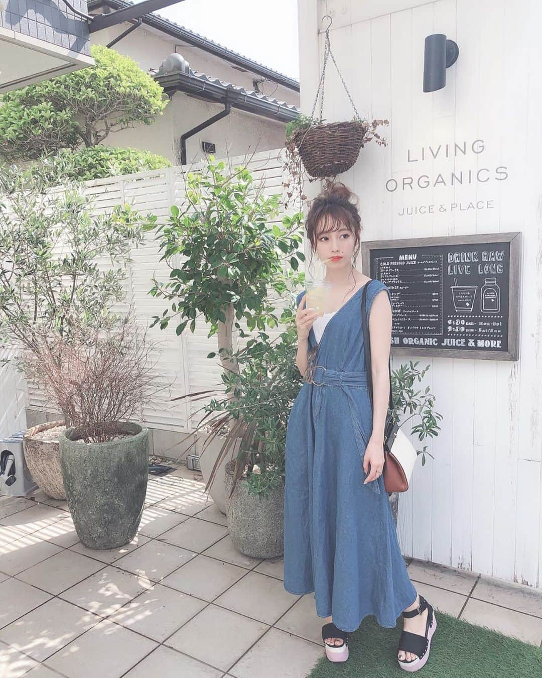 白岩まちこさんのインスタグラム写真 - (白岩まちこInstagram)「≫≫👗...𝐟𝐚𝐬𝐡𝐢𝐨𝐧 ㅤㅤㅤㅤㅤㅤㅤㅤㅤㅤㅤㅤㅤ  ㅤㅤㅤㅤㅤㅤㅤㅤㅤㅤㅤㅤㅤ 昨日も着てた ACYM(@acym_official)の クラシックデニムワンピース👗👒 ㅤㅤㅤㅤㅤㅤㅤㅤㅤㅤㅤㅤㅤ ㅤㅤㅤㅤㅤㅤㅤㅤㅤㅤㅤㅤㅤ ㅤㅤㅤㅤㅤㅤㅤㅤㅤㅤㅤㅤㅤ デニムのワンピって重くて暑いかなーって思ってんけど、 このデニムワンピは薄くて軽め🥳💗 ㅤㅤㅤㅤㅤㅤㅤㅤㅤㅤㅤㅤㅤ ㅤㅤㅤㅤㅤㅤㅤㅤㅤㅤㅤㅤㅤ  付属のウエストベルトでキュッと締めて 女性らしいシルエットにして着るのがすき。  ㅤㅤㅤㅤㅤㅤㅤㅤㅤㅤㅤㅤㅤ ㅤㅤㅤㅤㅤㅤㅤㅤㅤㅤㅤㅤㅤ  やっぱりコーディネート撮ってもらうと、 盛れてないやつもあるよねー🥺‼️ ㅤㅤㅤㅤㅤㅤㅤㅤㅤㅤㅤㅤㅤ ㅤㅤㅤㅤㅤㅤㅤㅤㅤㅤㅤㅤㅤ ㅤㅤㅤㅤㅤㅤㅤㅤㅤㅤㅤㅤㅤ やっぱり白岩は半目の達人であった🤟🏻ふふふ ㅤㅤㅤㅤㅤㅤㅤㅤㅤㅤㅤㅤㅤ ㅤㅤㅤㅤㅤㅤㅤㅤㅤㅤㅤㅤㅤㅤㅤㅤㅤㅤㅤㅤㅤㅤㅤㅤㅤㅤㅤㅤㅤㅤㅤㅤㅤㅤㅤㅤㅤㅤㅤ  ㅤㅤㅤㅤㅤㅤㅤㅤㅤㅤㅤㅤㅤ ㅤㅤㅤㅤㅤㅤㅤㅤㅤㅤㅤㅤㅤ #白岩まちこ#acym#アシーム#デニムワンピ#デニムワンピース #サングラスコーデ#アラサーコーデ #セルフスタイリング#カフェめぐり #お出かけコーデ#プチプラファッション #夏ファッション#大人可愛い#おだんごヘア #ファッションコーデ#夏コーデ#ワンピースコーデ#👗 #簡単アレンジ#おだんごアレンジ#セルフアレンジ#くすみブルー#くすみカラー #今日のコーデ#大人女子#大人可愛い #お洒落さんと繋がりたい#きれいめコーデ#きれいめファッション#低身長コーデ」7月10日 12時01分 - machichas