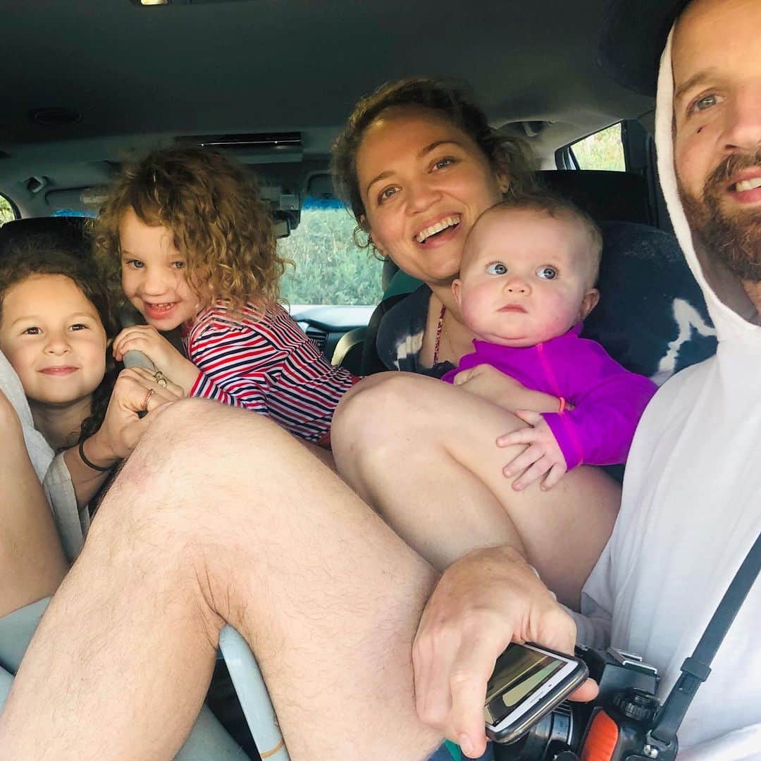 エリカ・クリステンセンのインスタグラム：「That is Cole’s leg in front and mine behind. Yes, there are three children in this picture but only two are ours. There are in fact two more people in this picture but they’re #croppedforprivacy and we are all squished in the back of a Tahoe. #whatswrongwiththispicture」