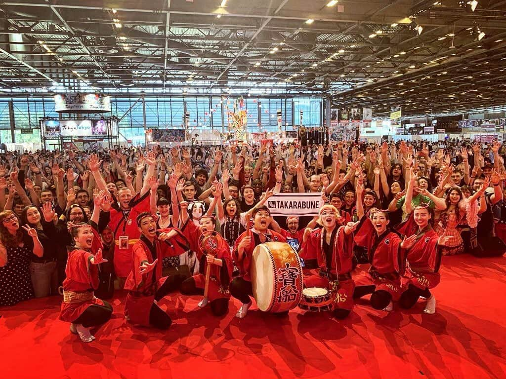 千倉里菜さんのインスタグラム写真 - (千倉里菜Instagram)「JAPAN EXPO in paris 2019 🇫🇷 . 今回、寶船さんと共にフランスのパリで行われたJapan Expoに参加させて頂きました！ まだ踊りの練習を初めて数ヶ月の状態でパリに同行させて頂いて、少しでも徳島の“阿波踊り”を皆さんと一緒に踊ることができた事がとても嬉しかったです✨ . . . #ちなみに私は一番右だよ w _ #japanexpo2019 #japanexpo #france #paris #阿波踊り #🇫🇷」7月10日 12時05分 - rina_amatsuma