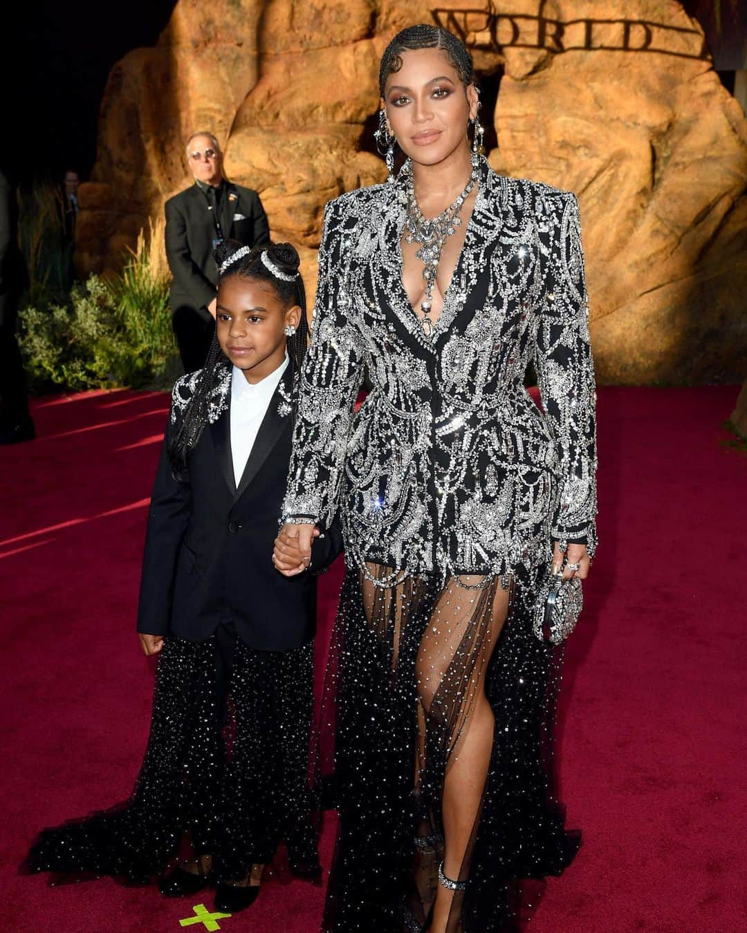 ELLE Magazineさんのインスタグラム写真 - (ELLE MagazineInstagram)「This mother-daughter duo!!! #Beyonce and #BlueIvy just shut down ‘The Lion King’ red carpet. Link in bio for all the stunning photos. 🦁 👑」7月10日 12時07分 - elleusa