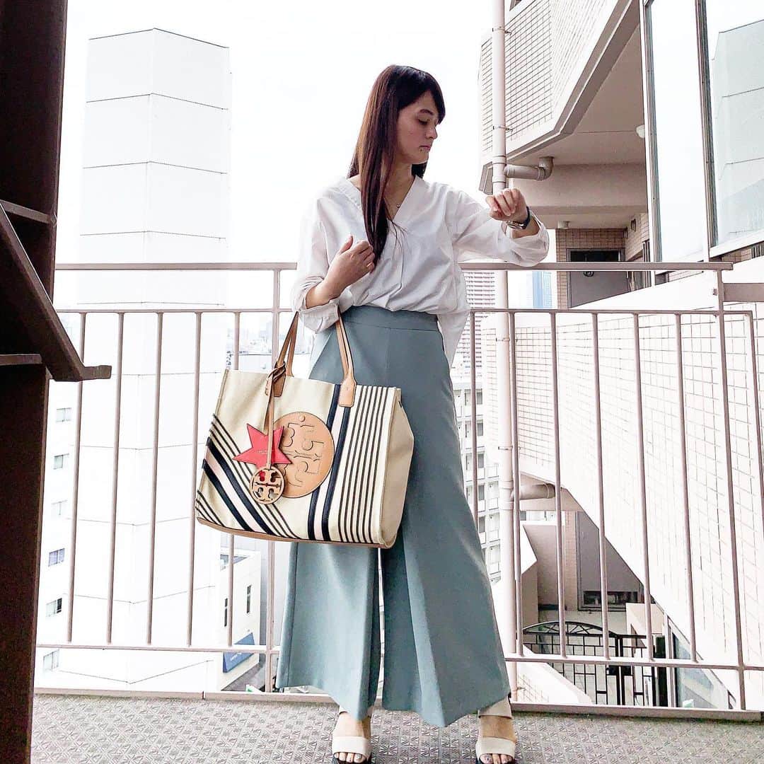のインスタグラム：「先日の#coel の展示会でセールもやってたのでbottomを購入しました💓 ・ tops #frayid bottom #coel shoes #geox bag #toryburch ・・・ #instafashion #fashion #coordinate #instacoordinate #outfit #ootd #ファッション #コーディネート #ol #olコーデ #오오티디 #데일리룩」